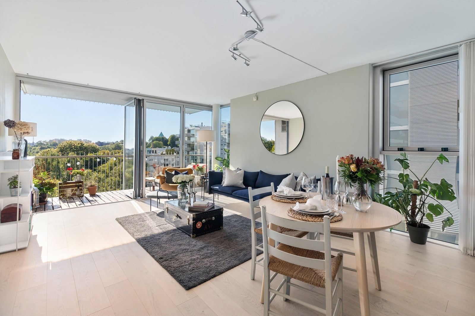 Balkongen fungerer som en forlengelse av stuen Galleribilde