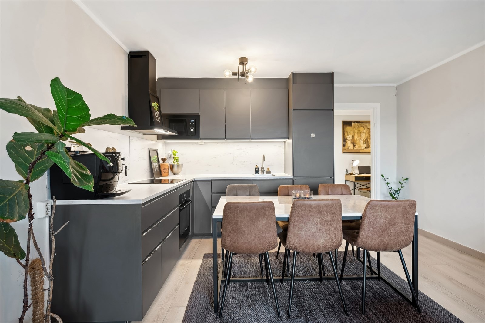 Moderne kjøkken fra 2021 med elegante glatte fronter. Galleribilde