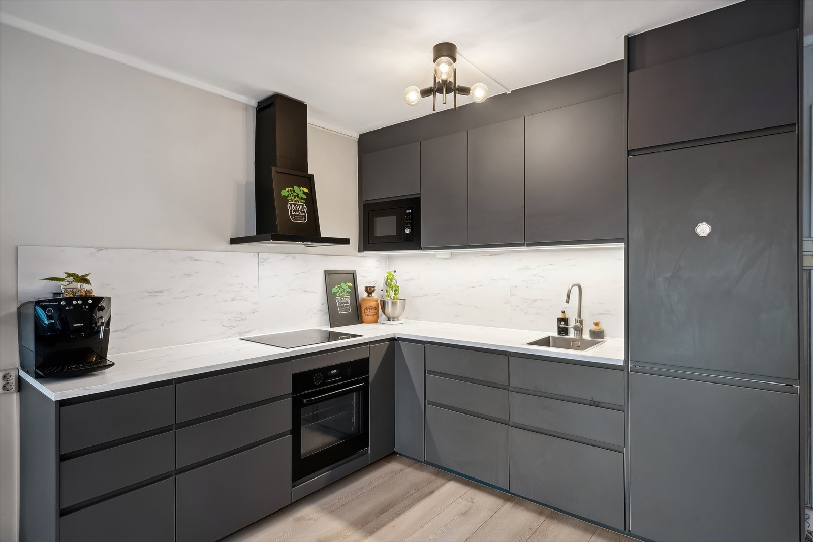 Innredning består av laminat benkeplate med nedfelt stålkum med ettgreps armatur, laminat plater mellom benk og underskap og ledbelysning under overskap. Galleribilde
