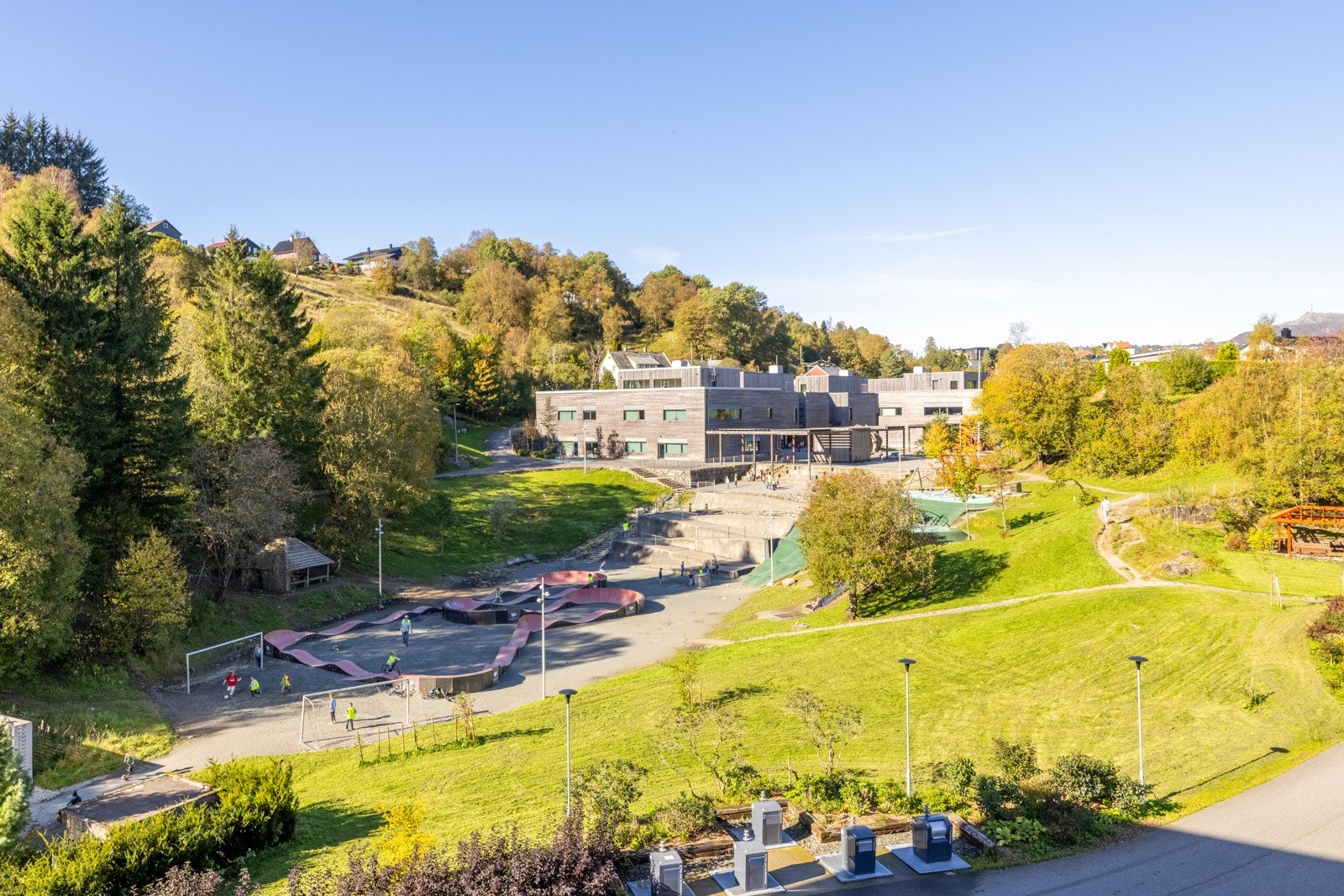 Leiligheten har en fin beliggenhet med kort avstand til barnehage og barneskole. Galleribilde