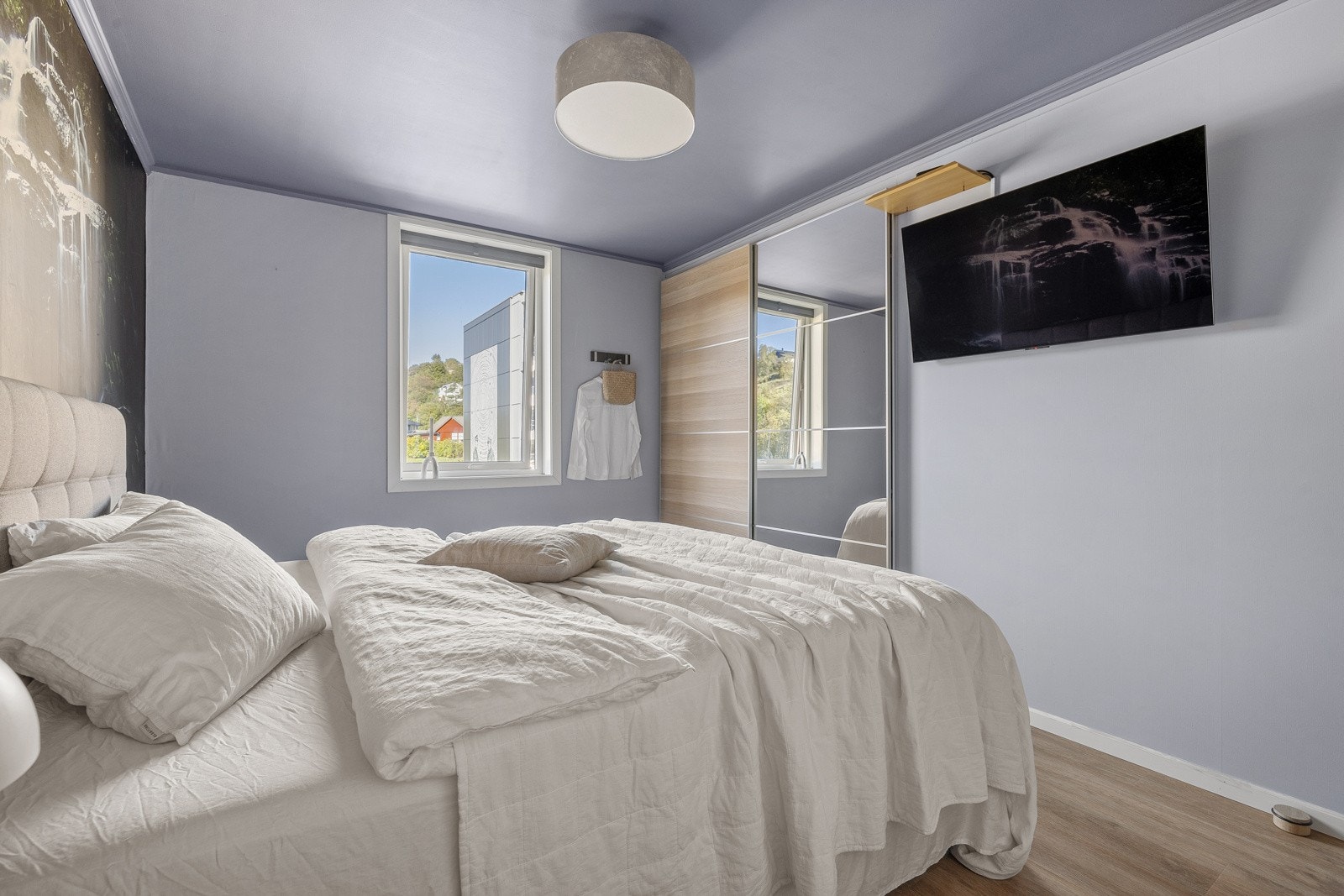 Hovedsoverommet måler 12,5 kvm og har god plass til dobbeltseng, tilhørende nattbord og garderobeskap. Galleribilde