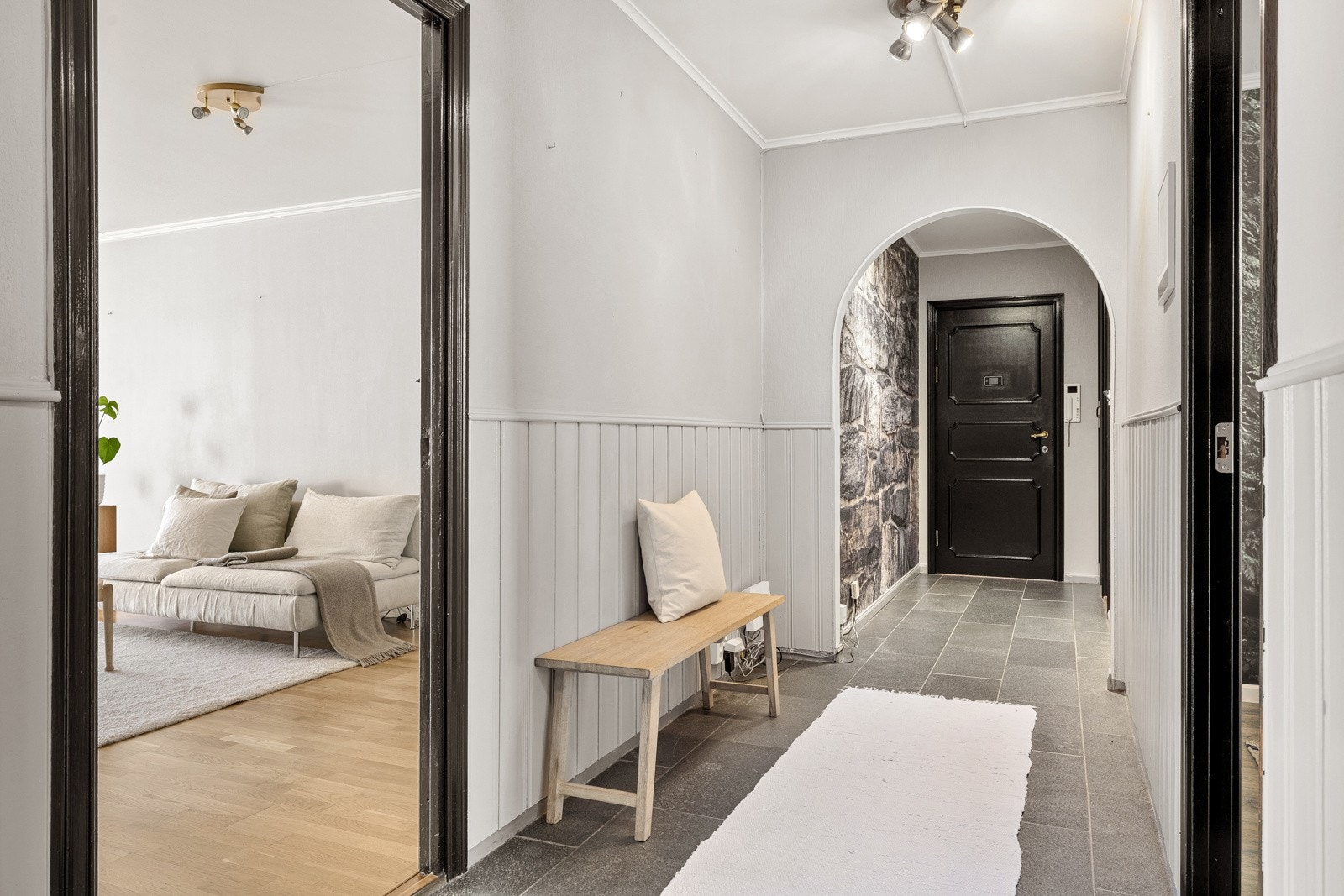 Fra entreen er det tilkomst til leilighetens øvrige rom. Galleribilde