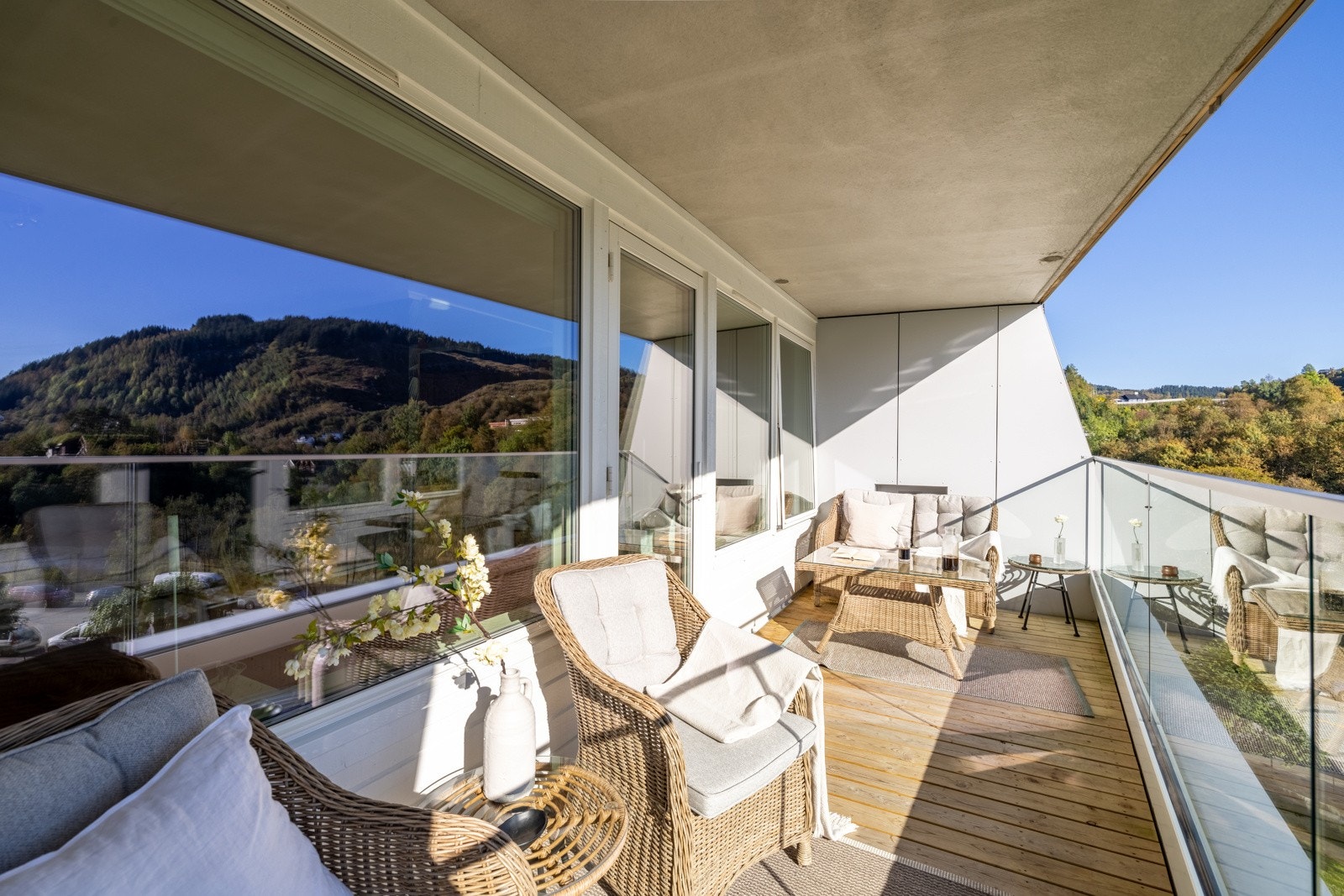 Sørvendt balkong med svært gode solforhold på dagtid. Galleribilde