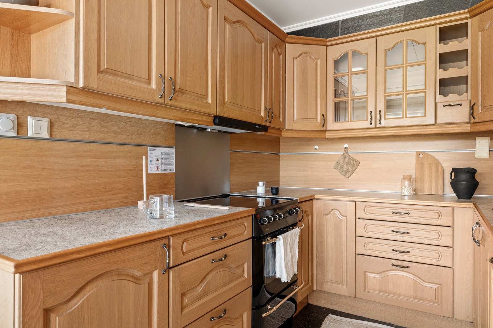 Av integrerte hvitevarer er det kjøleskap med frysedel, oppvaskmaskin og ventilator. Det er også plass til komfyr. Galleribilde