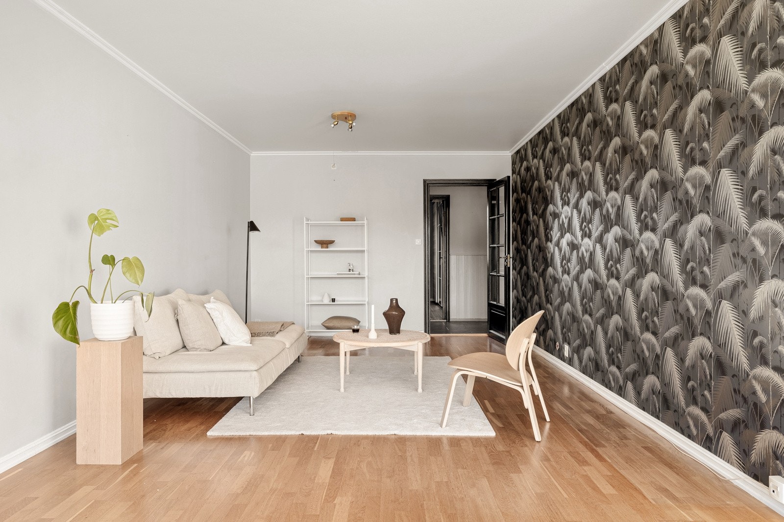 Rommet er delvis avdelt med en praktisk vegg, noe som gir naturlige soner. Galleribilde