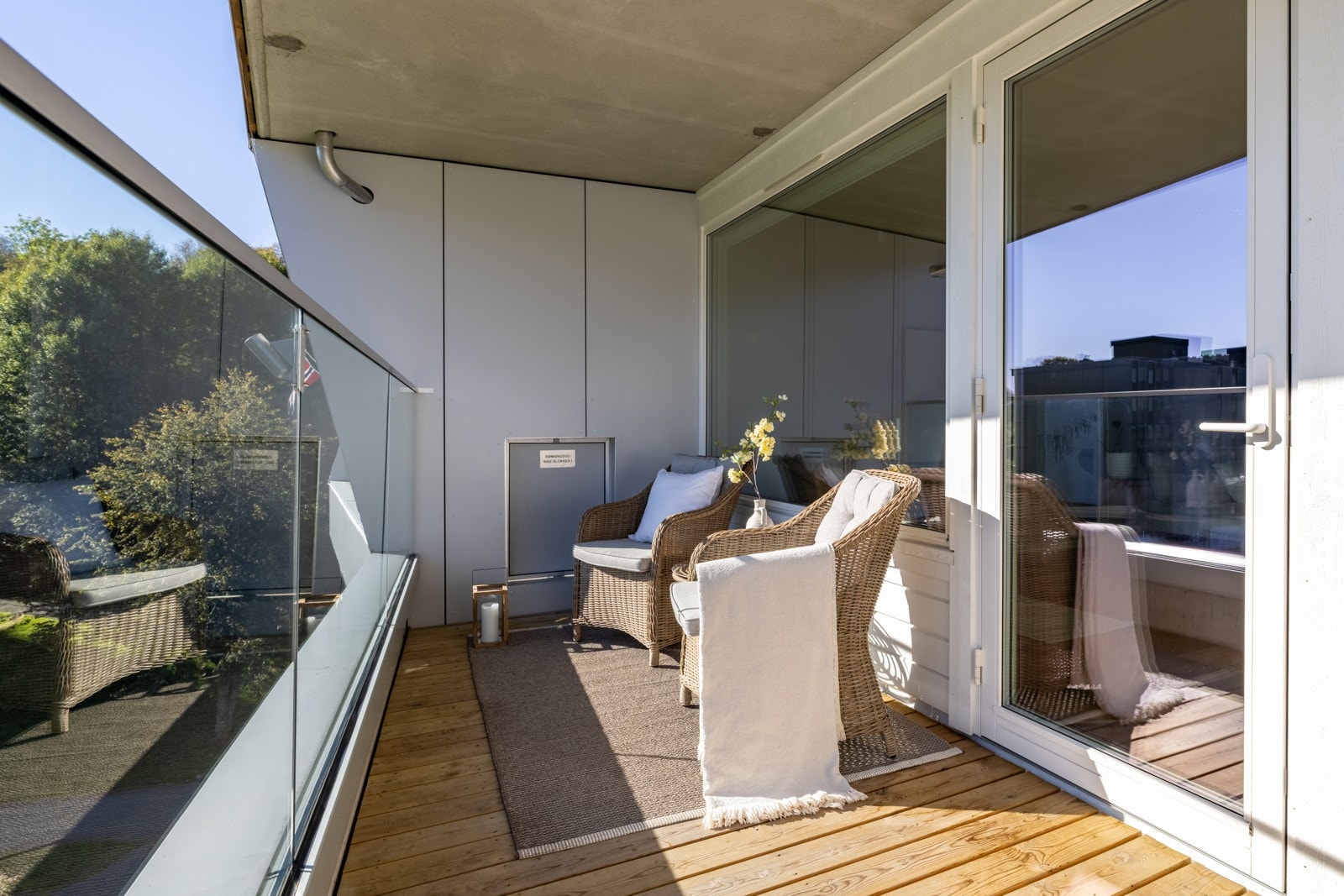 Størrelsen på balkongen gir flere møbleringsmuligheter. Galleribilde