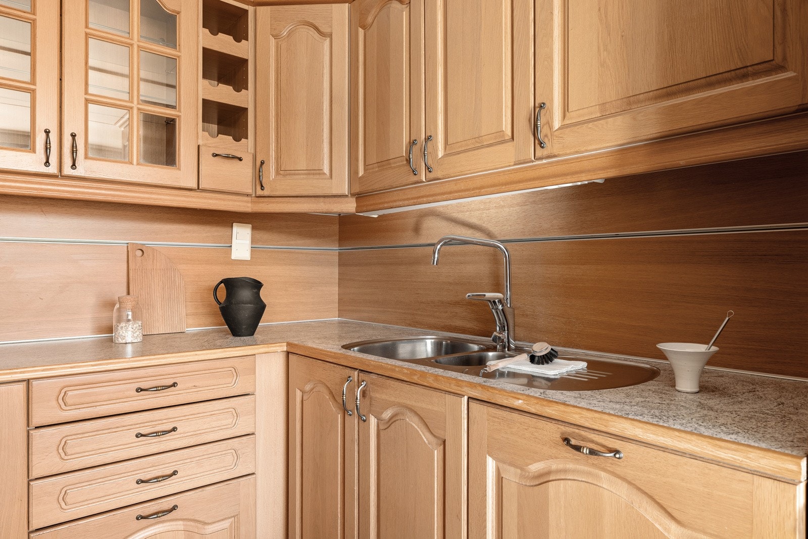 Kjøkkenet har godt med arbeids - og oppbevaringsplass. Galleribilde