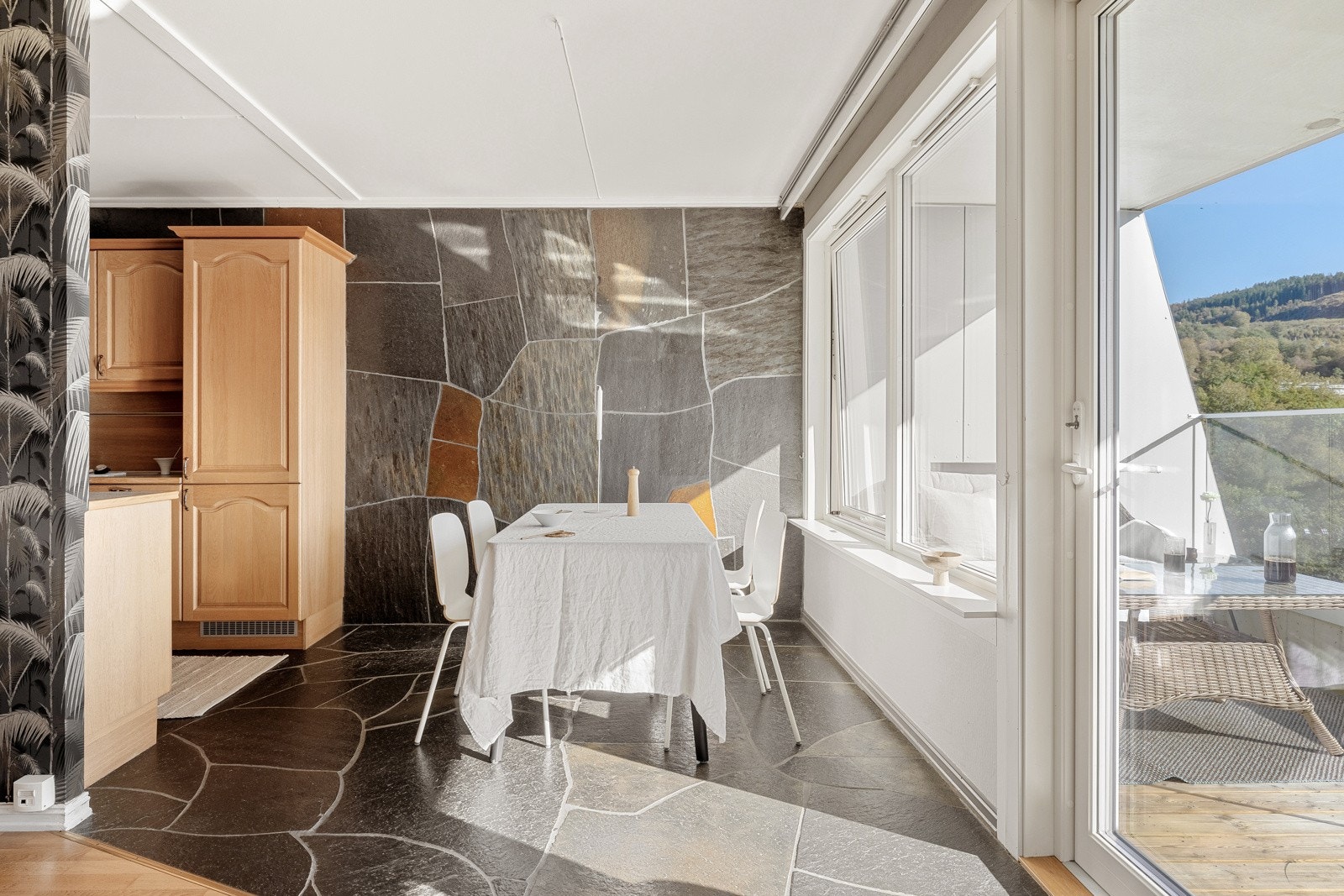 Videre kommer man inn igjen til kjøkkenet i leiligheten. Galleribilde