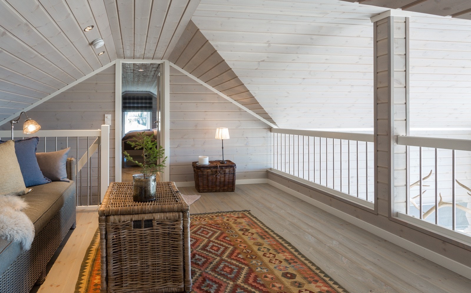 Hemsen har en kjekk stue og to rom som kan benyttes til for eksempel soverom. Galleribilde