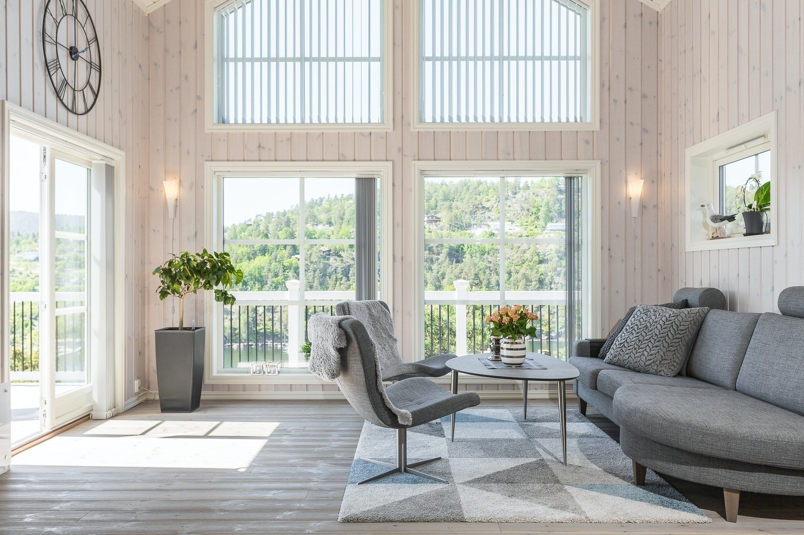 Den store vindusfasaden slipper natur og lys inn i hytta Galleribilde