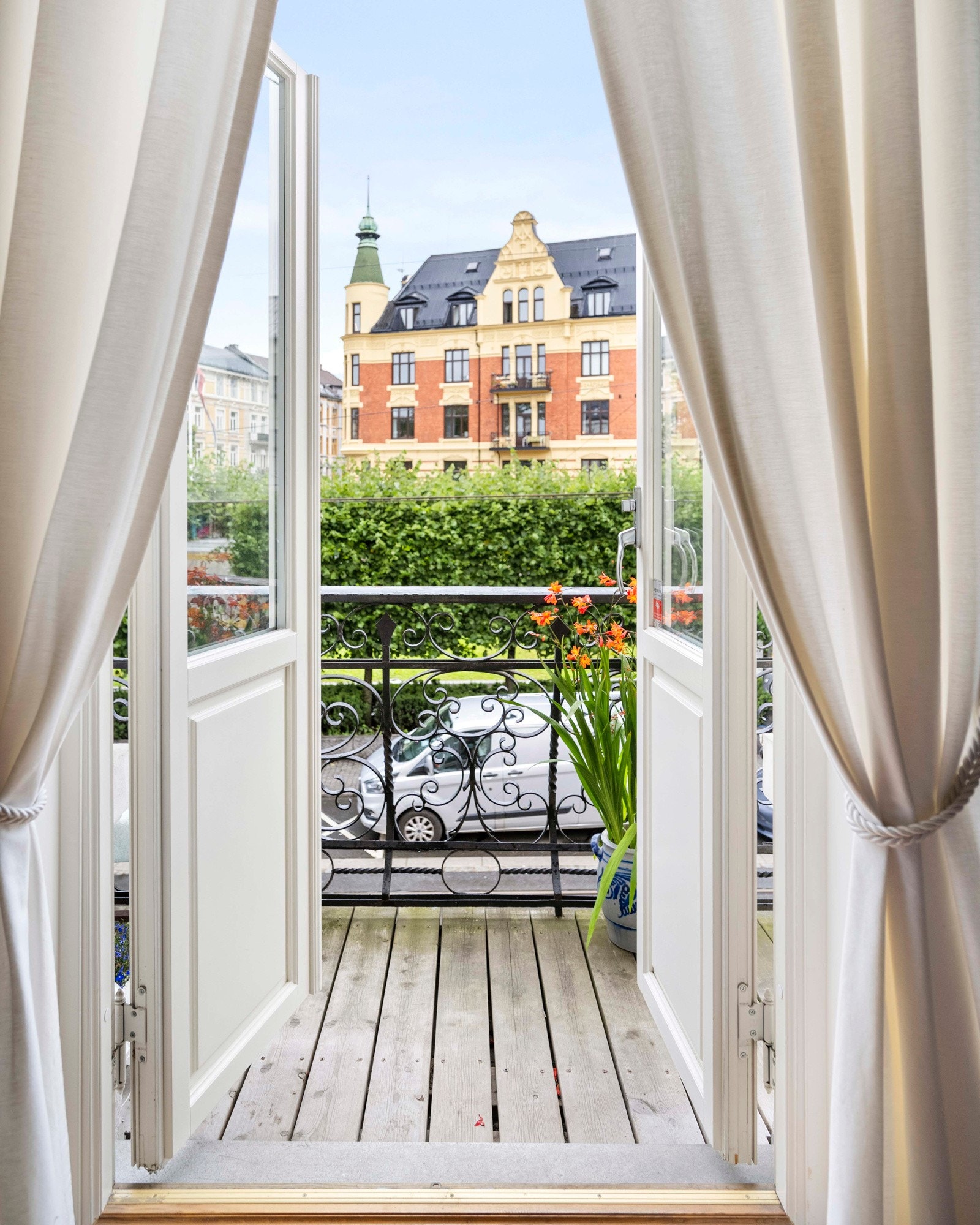 Fra spisestuen er det utgang til en koselig balkong med morgensol - perfekt for å nyte morgenkaffen på sommerhalvåret. Solen kommer tilbake et par timer på kvelden Galleribilde