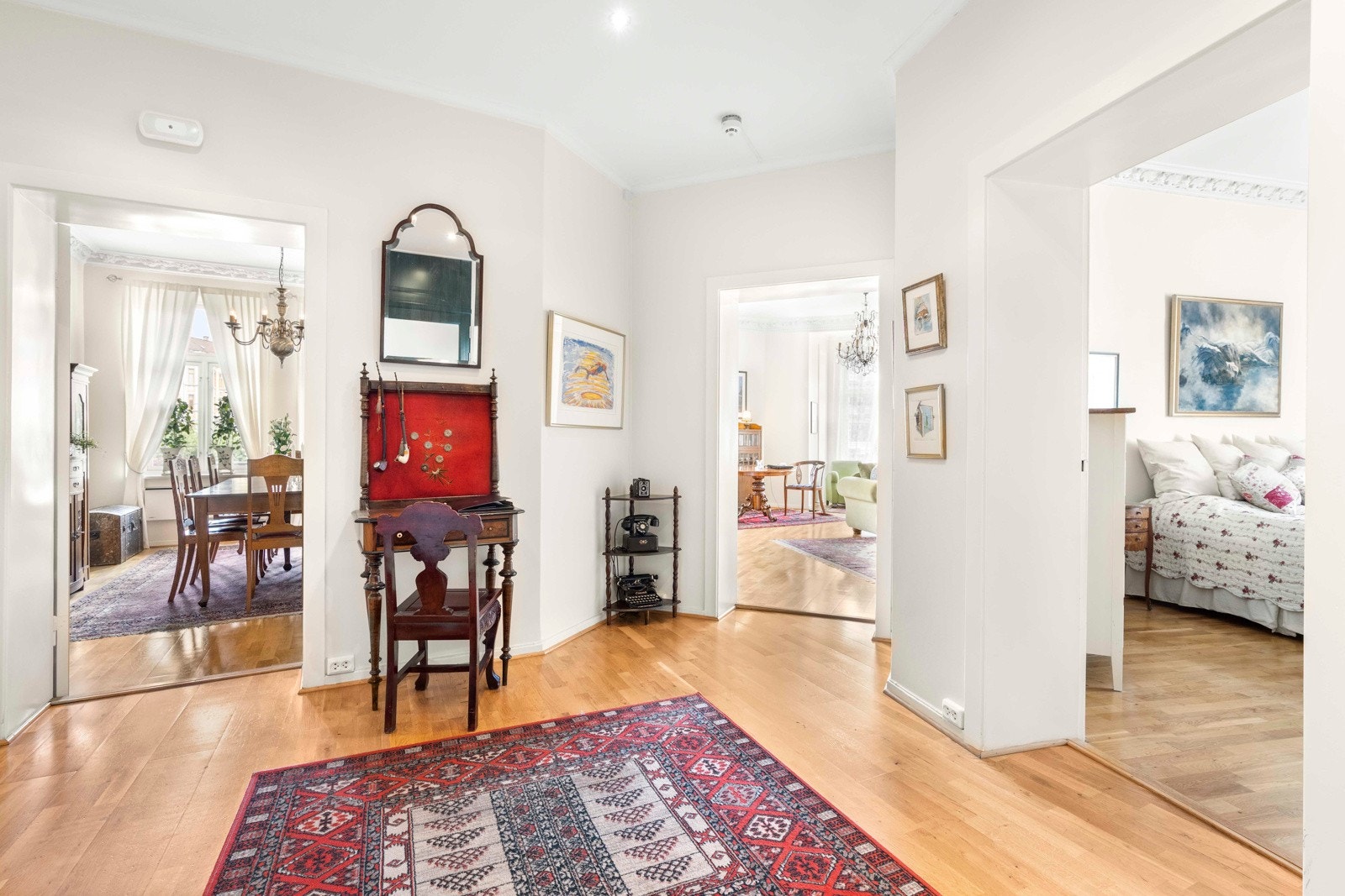 Det første som møter deg i leiligheten er en romslig hall med enkel adkomst til de resterende rommene i boligen Galleribilde