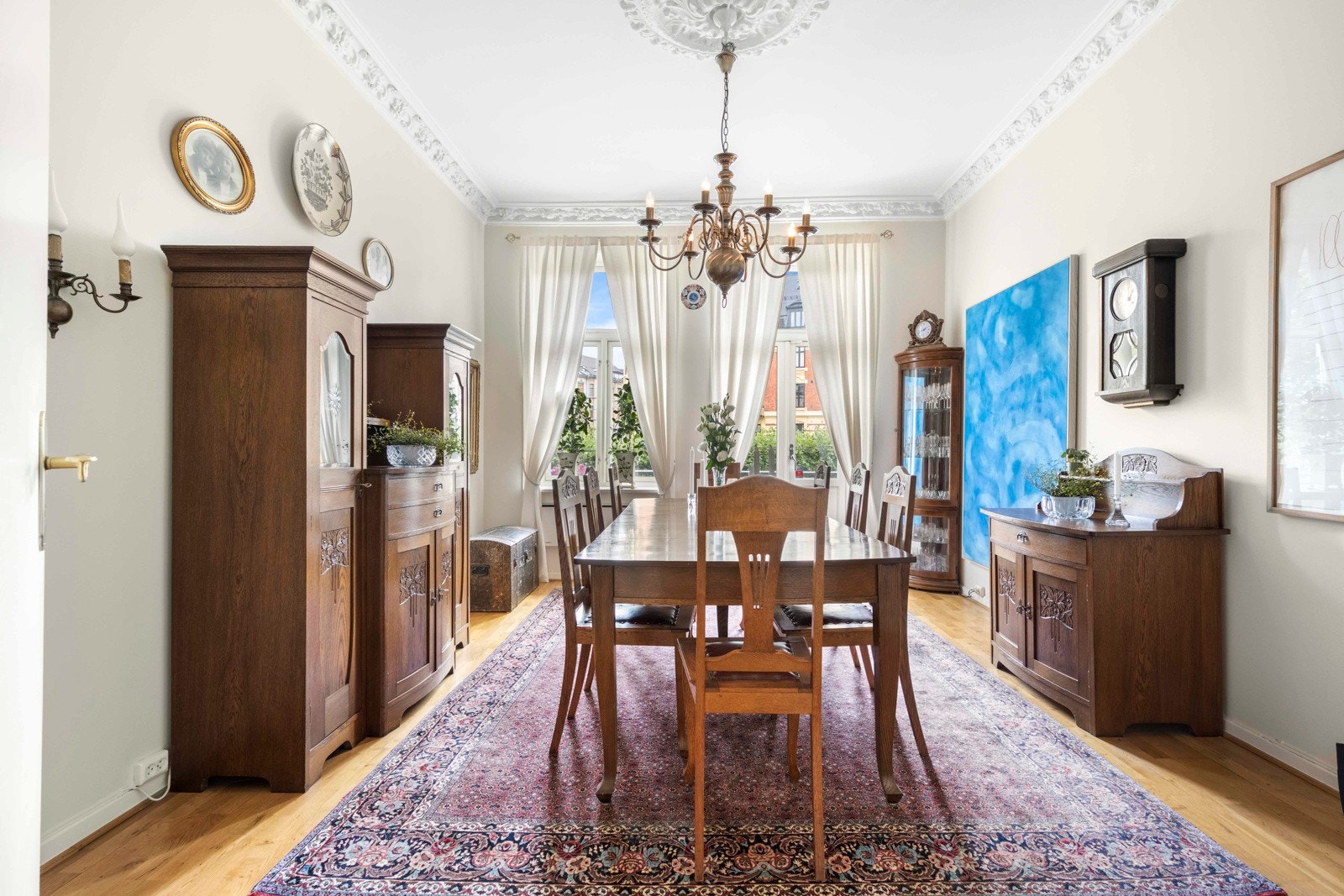 Leilighetens spisestue er av god størrelse og er ideell for selskapeligheter og familiesamlinger Galleribilde