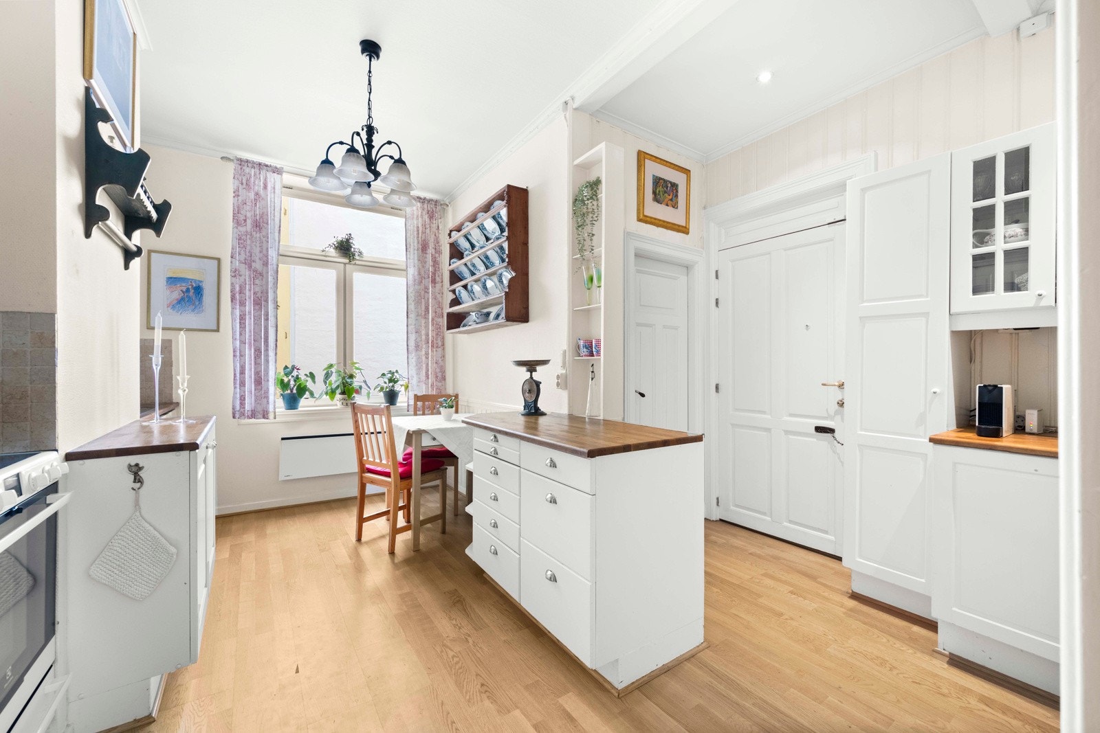 Kjøkkenet har vindu mot bakgård og plass til et mindre spisebord - perfekt for hverdagsmåltidene Galleribilde