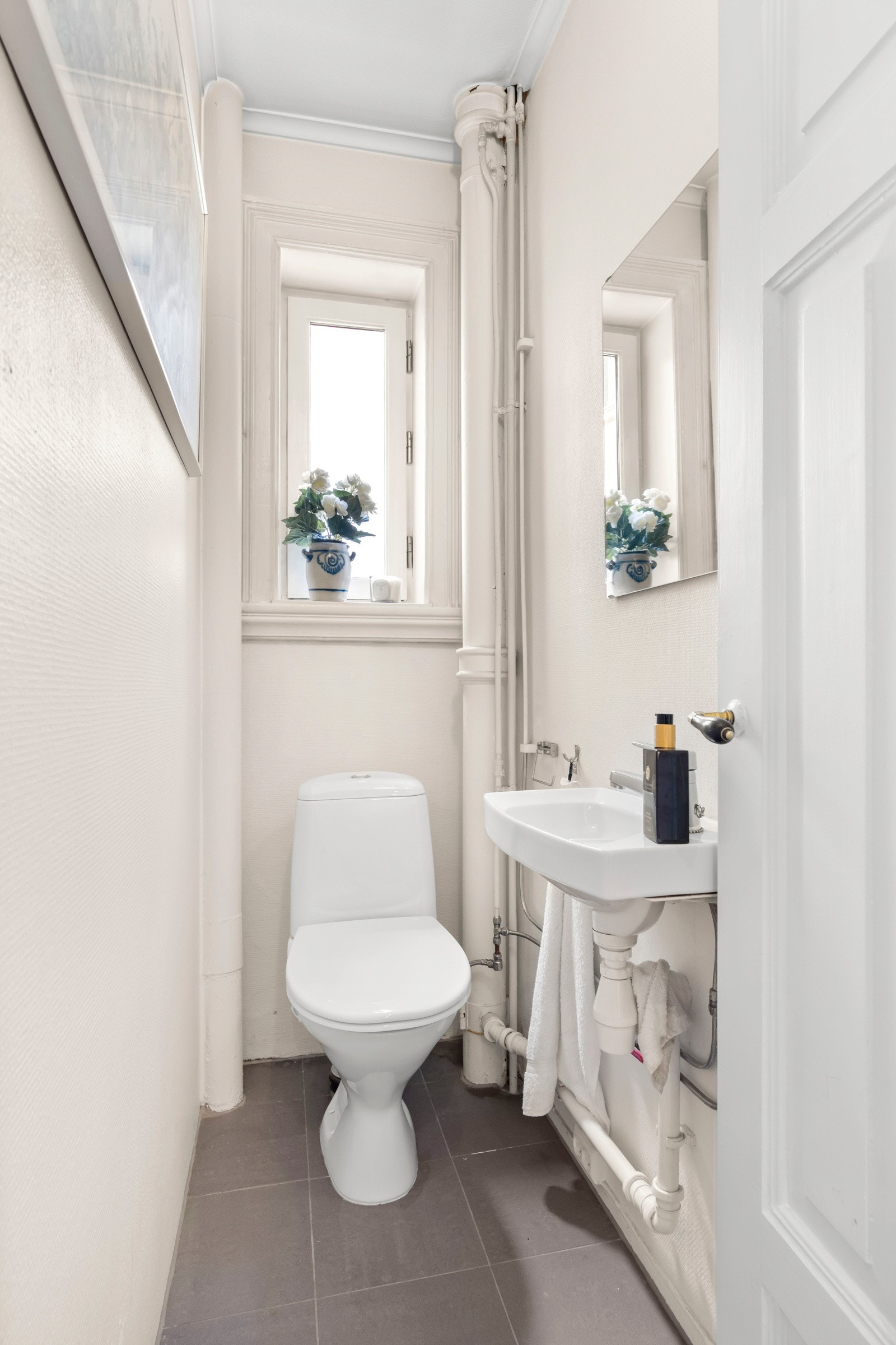 Fra kjøkken er det også adkomst til et separat toalett Galleribilde