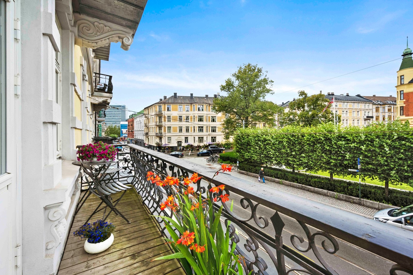 Fra spisestuen er det utgang til en koselig balkong med morgensol - perfekt for å nyte morgenkaffen på sommerhalvåret. Solen kommer tilbake et par timer på kvelden Galleribilde