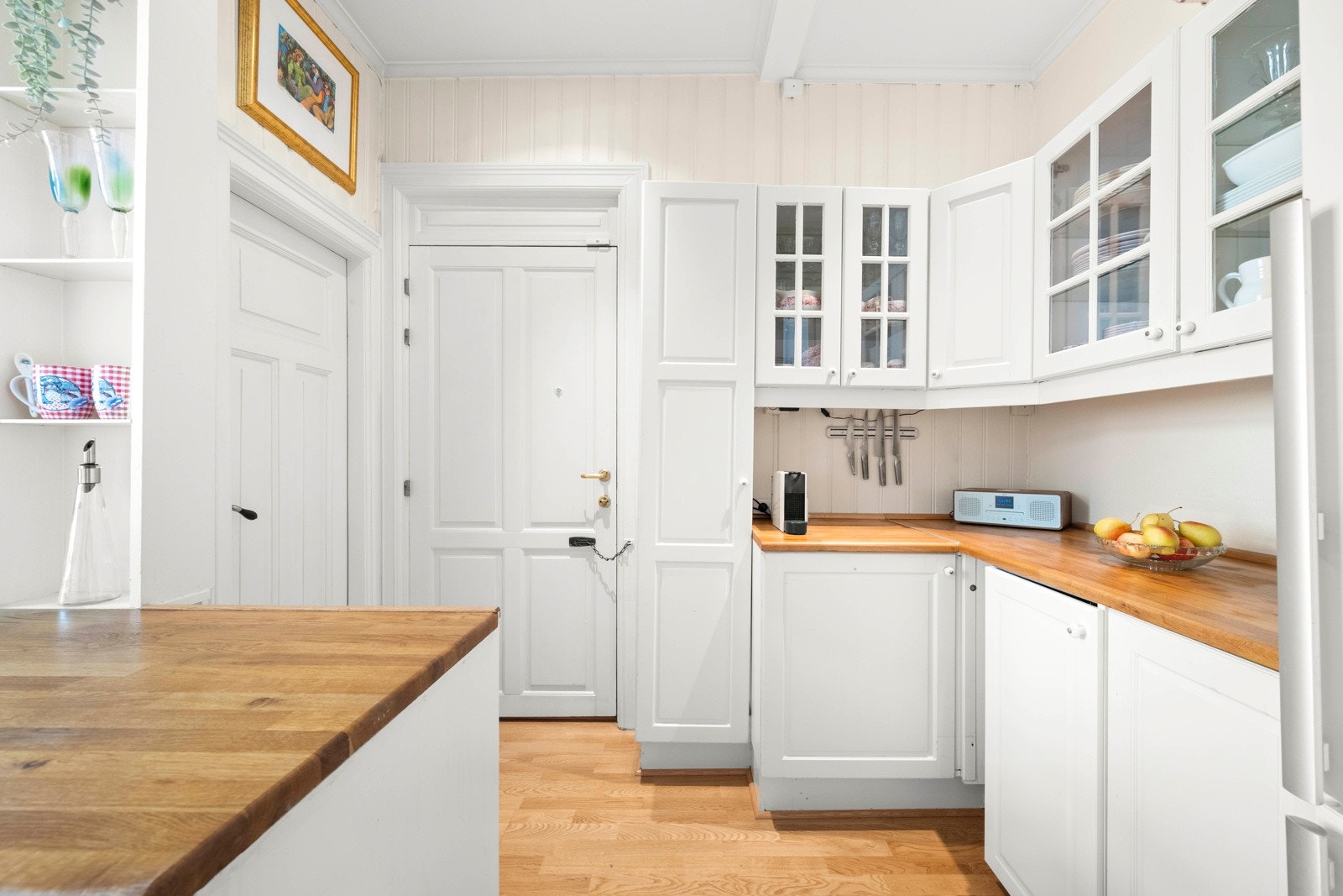 Flere andre leiligheter i sameiet har etablert hybel med inngang via baktrappen på kjøkkenet. Her er det soilrør med mulighet for etablering av bad Galleribilde