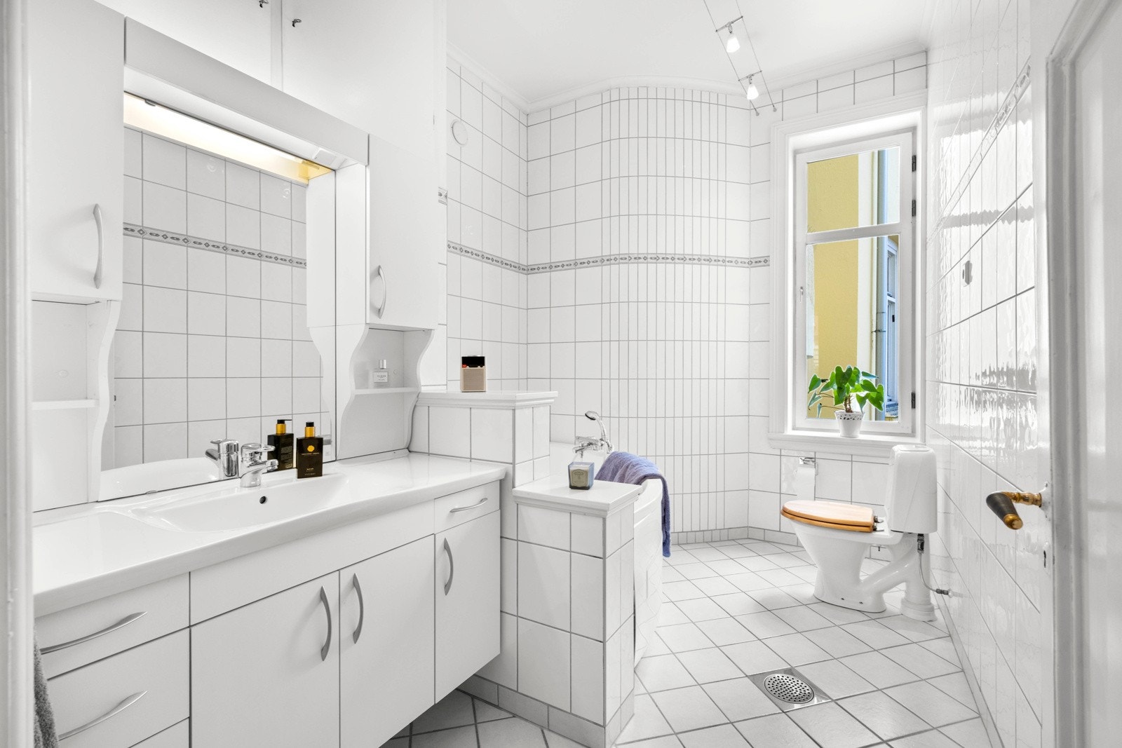 Leiligheten inneholder to baderom. Det største badet ble pusset opp i 2002 og har varmekabler i gulv, samt hvite fliser på både gulv og vegger Galleribilde