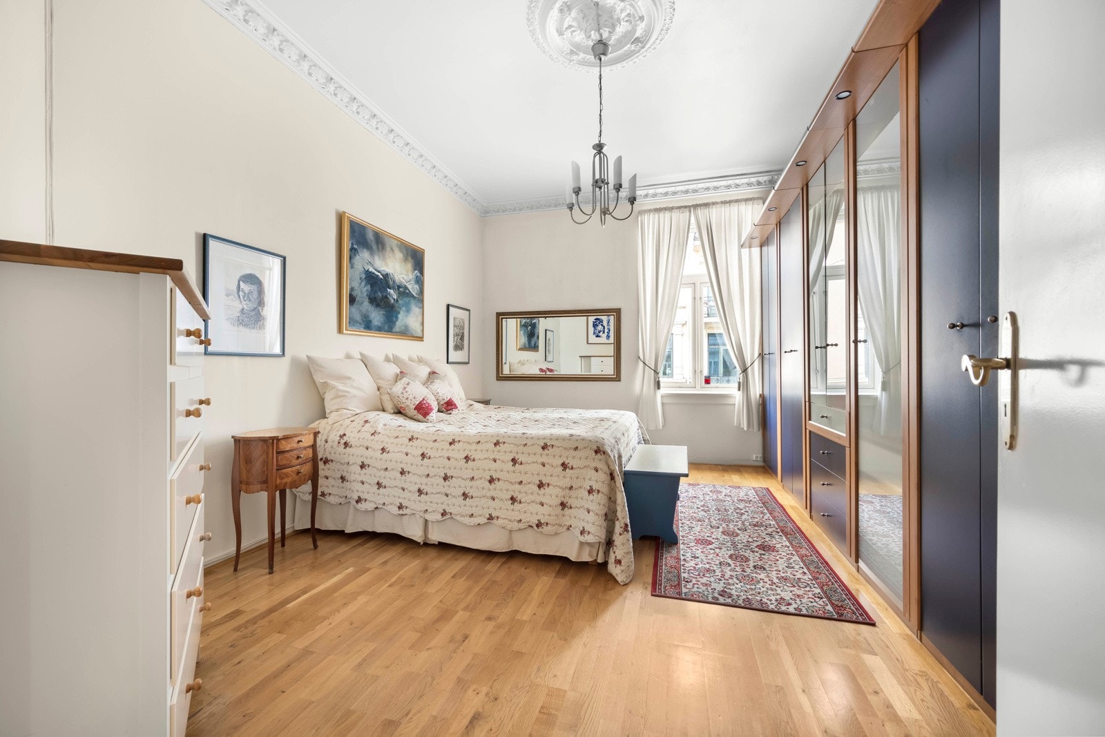 Leiligheten er innredet med to soverom. Begge rommene er store og er utstyrt med romslige garderobeskap Galleribilde