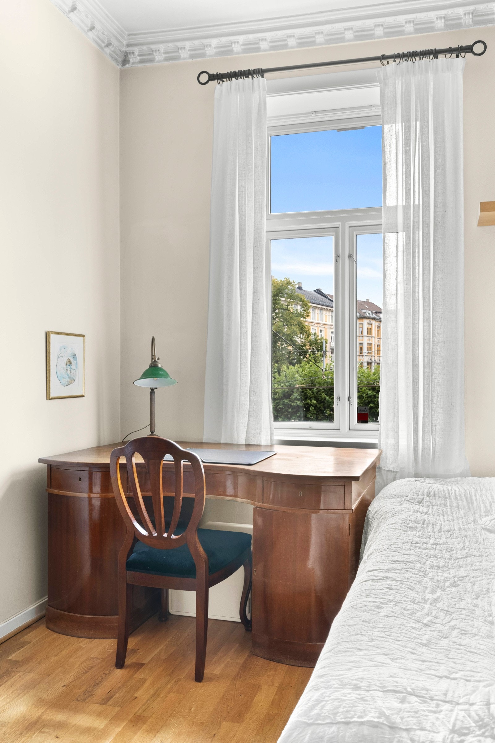 Vinduene er fra 2015 og er lydisolerende i likhet med de andre vinduene i boligen Galleribilde