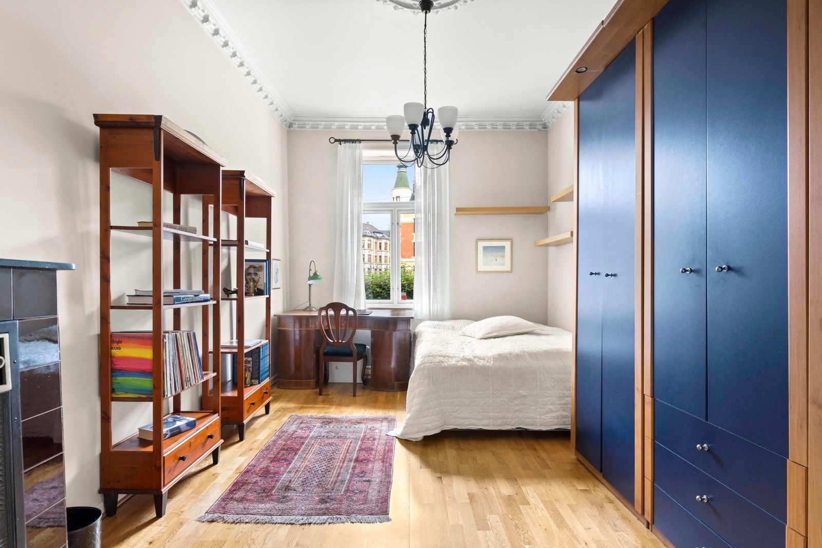 Begge rommene har stukkatur og rosett i himling, samt god takhøyde Galleribilde