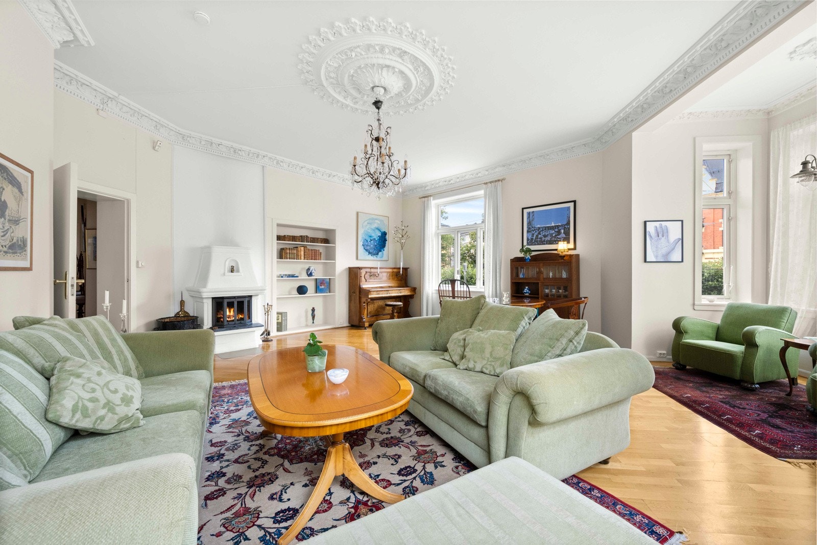 Her finner store rom med god takhøyde og mange vindusflater som bidrar til en lys og luftig romfølelse Galleribilde