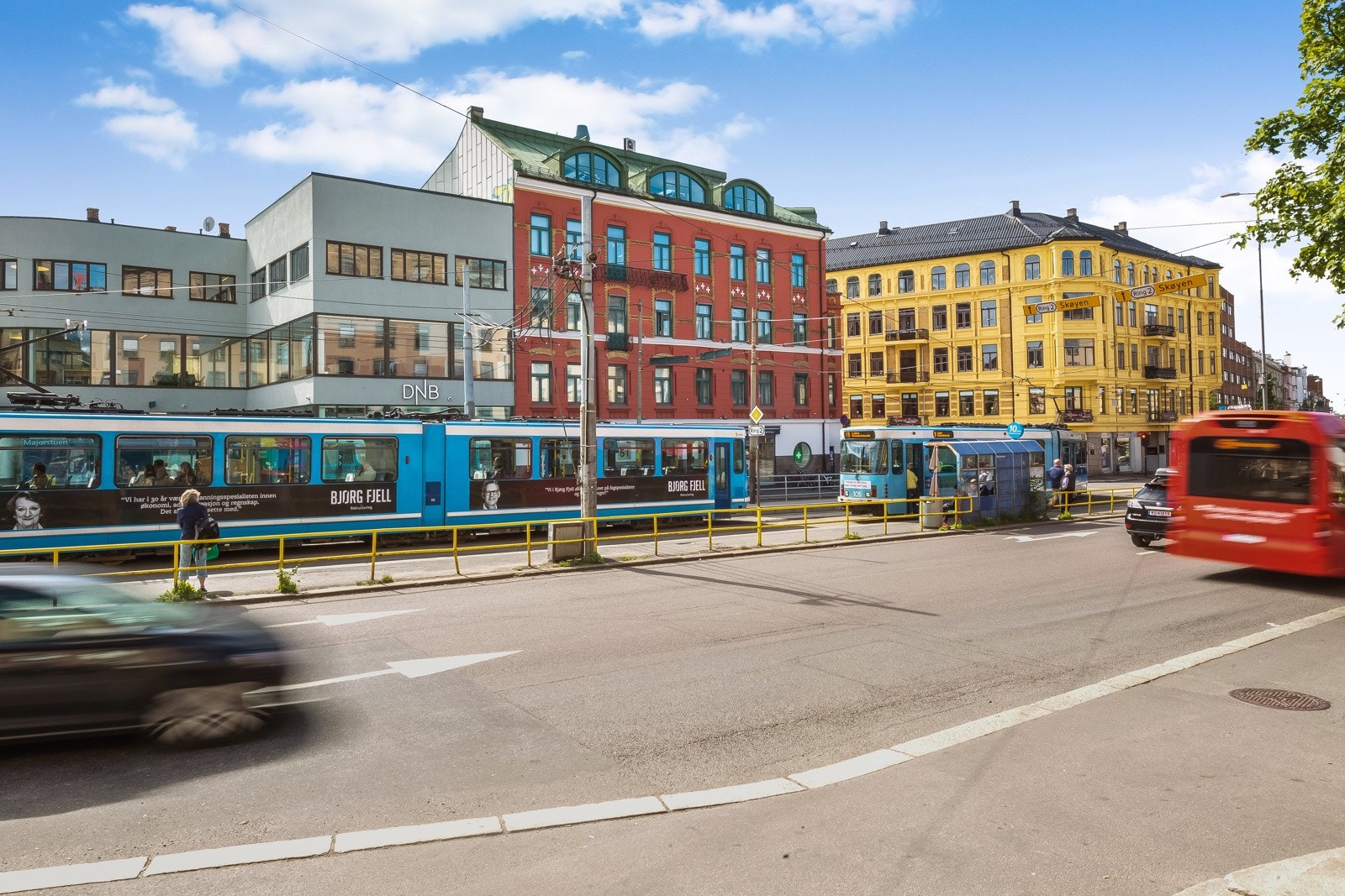 11-,12- og 19-trikken går fra Bogstadveien trikkestopp med avganger mange ganger i timen. Majorstuen T-banestasjon og Majorstuen trikkestopp er også svært nærme. Galleribilde