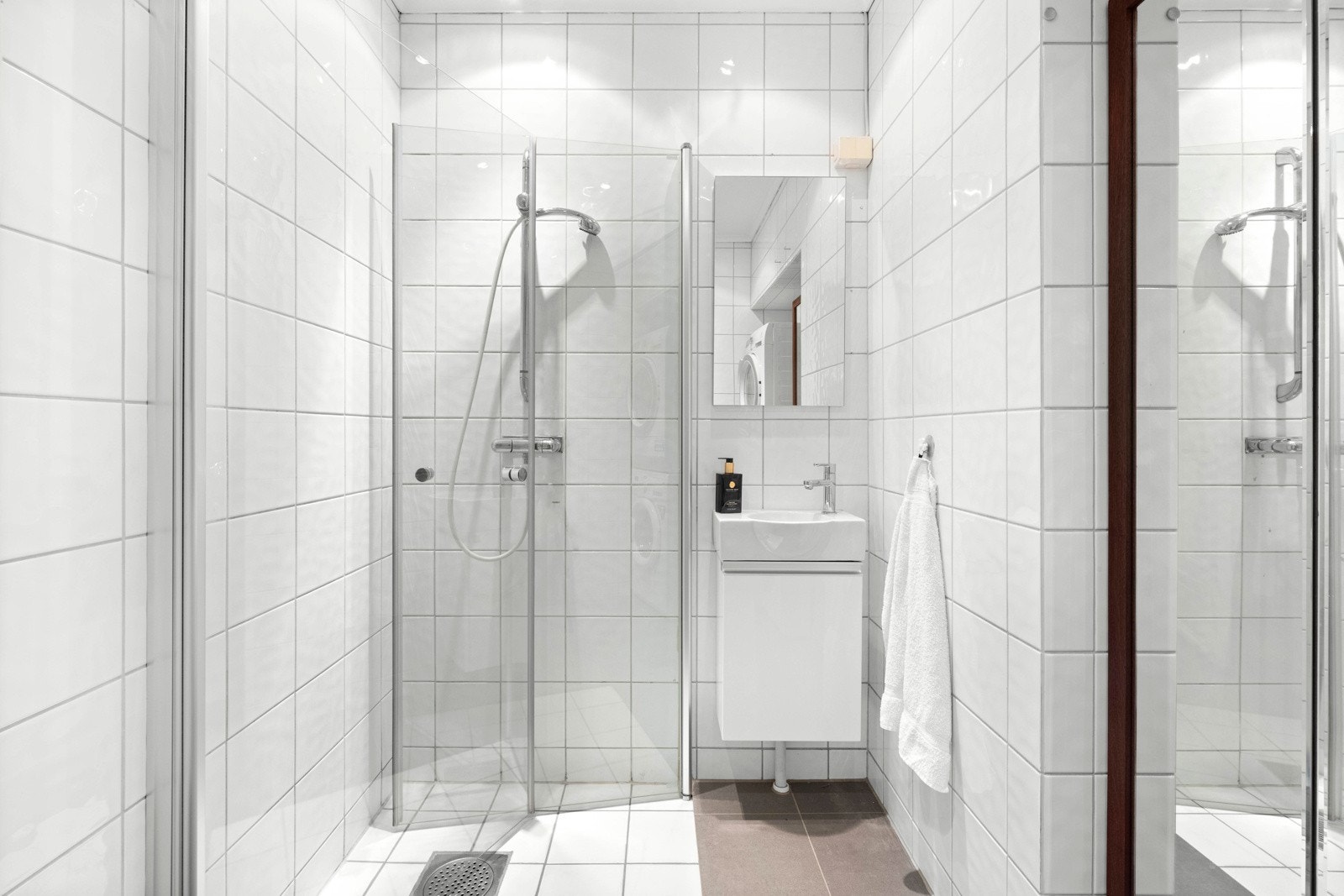 Det andre badet er også flislagt og har varmekabler i gulv og downlights i himling. Her er det utstyrt med vegghengt servant og speil med stikkontakt på veggen over servanten Galleribilde