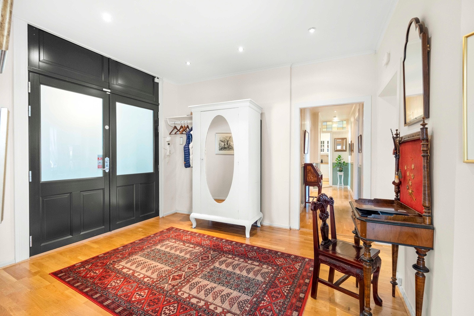 Leiligheten har en herskapelig entrè med en stor, dobbel inngangsdør Galleribilde