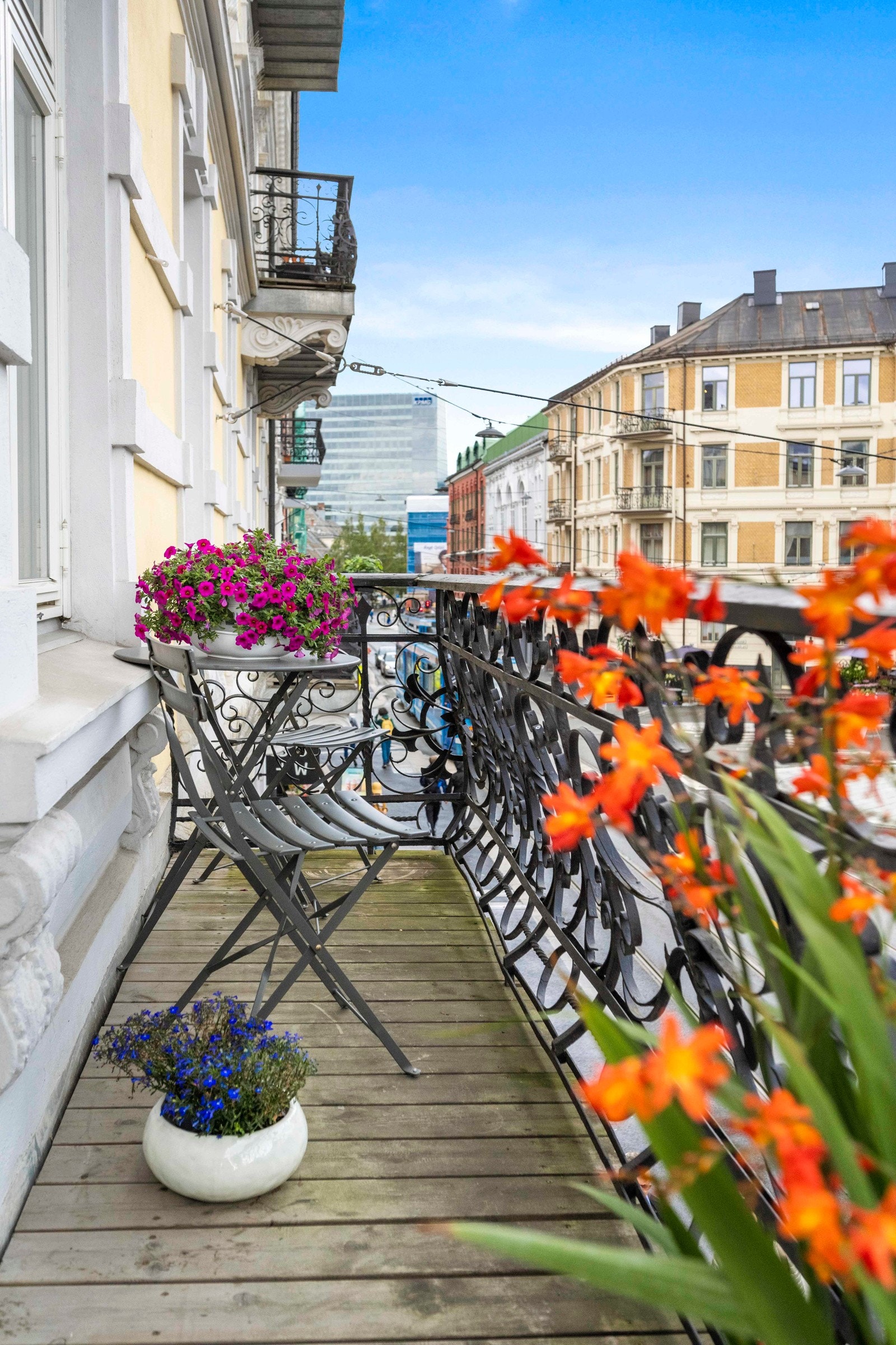 Balkongen kan innredes med et lite utemøblement og har til tross for sentral beliggenhet forholdsvis usjenert utsyn mot bla. Valkyrieparken Galleribilde