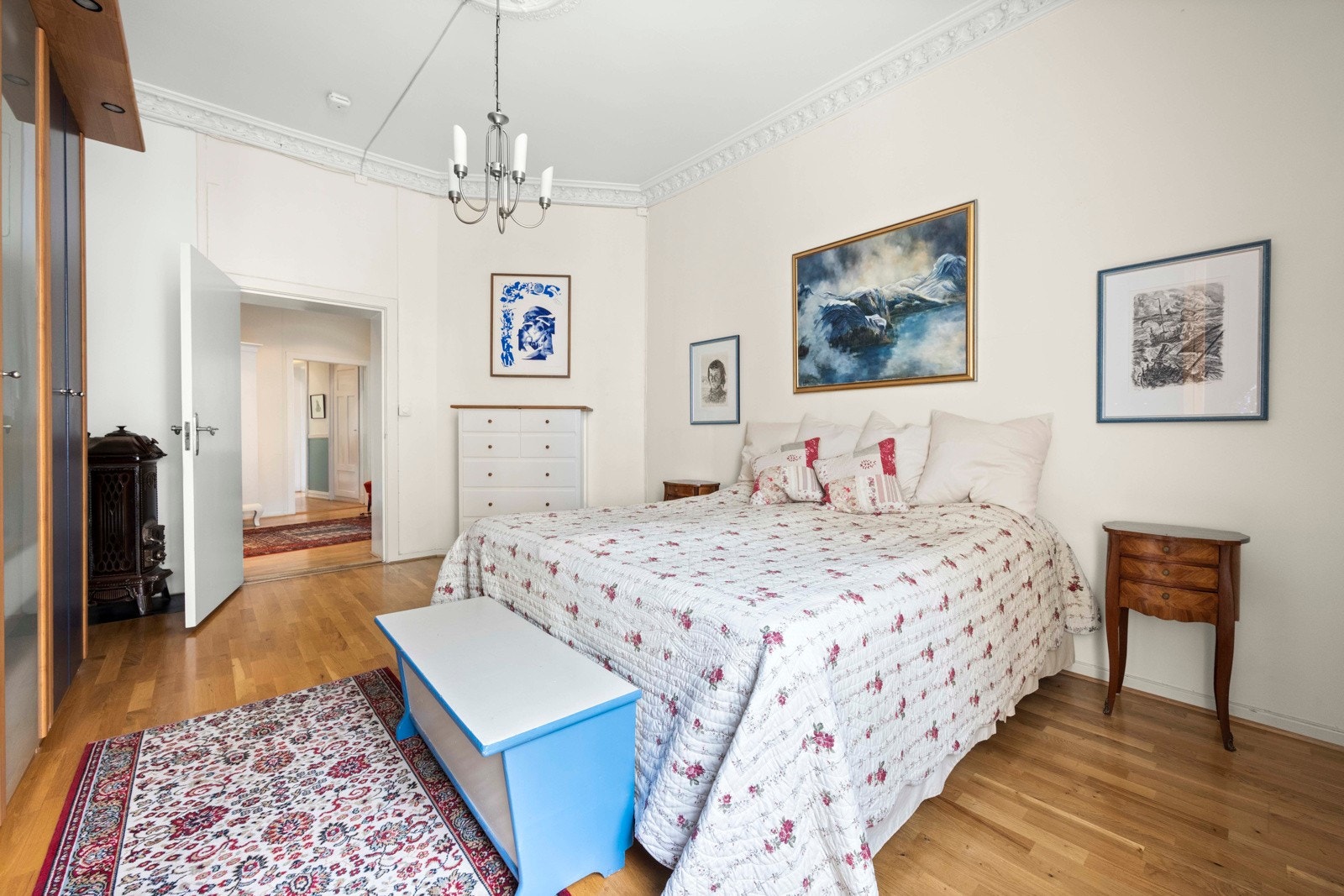 Her er det god plass til dobbeltseng, nattbord, kommode og eventuelt hjemmekontor Galleribilde