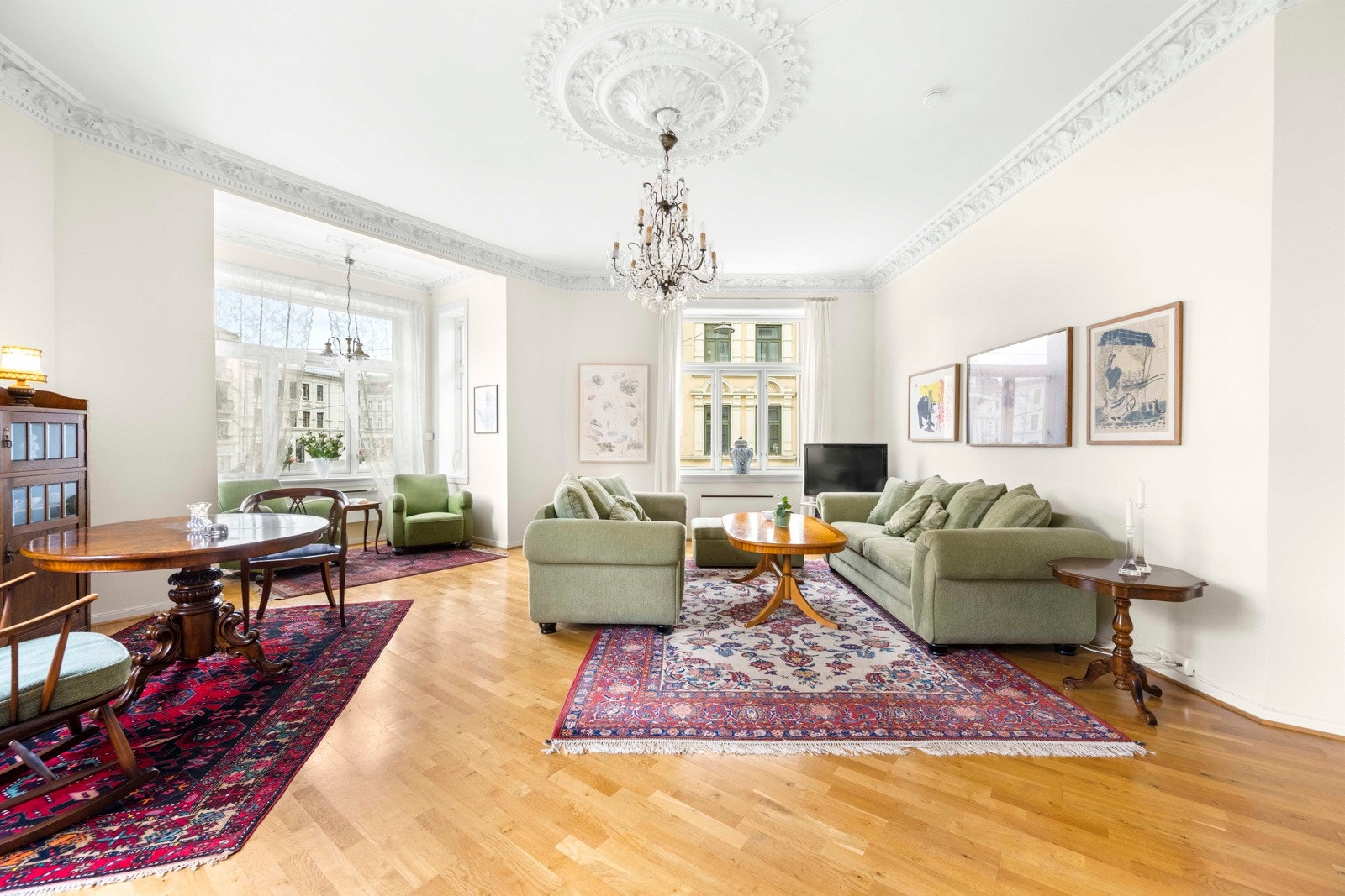 Boligen har også hele fire ildsteder og flere av rommene har originale stukkaturer/rosetter i taket Galleribilde