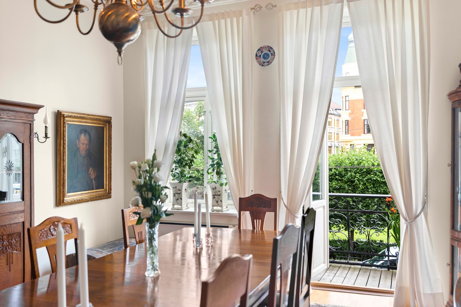 Til tross for sin sentrale beliggenhet oppleves det som stille og rolig inne i leiligheten med støyisolerte vinduer og balkongdør fra 2015 Galleribilde