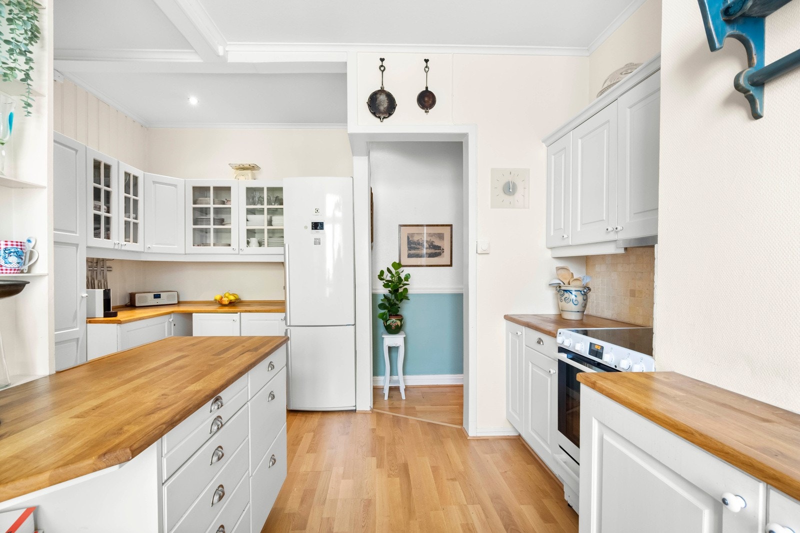 Boligen byr på et hyggelig kjøkken med lyse fronter og benkeplate i tre med nedfelt oppvaskkum Galleribilde