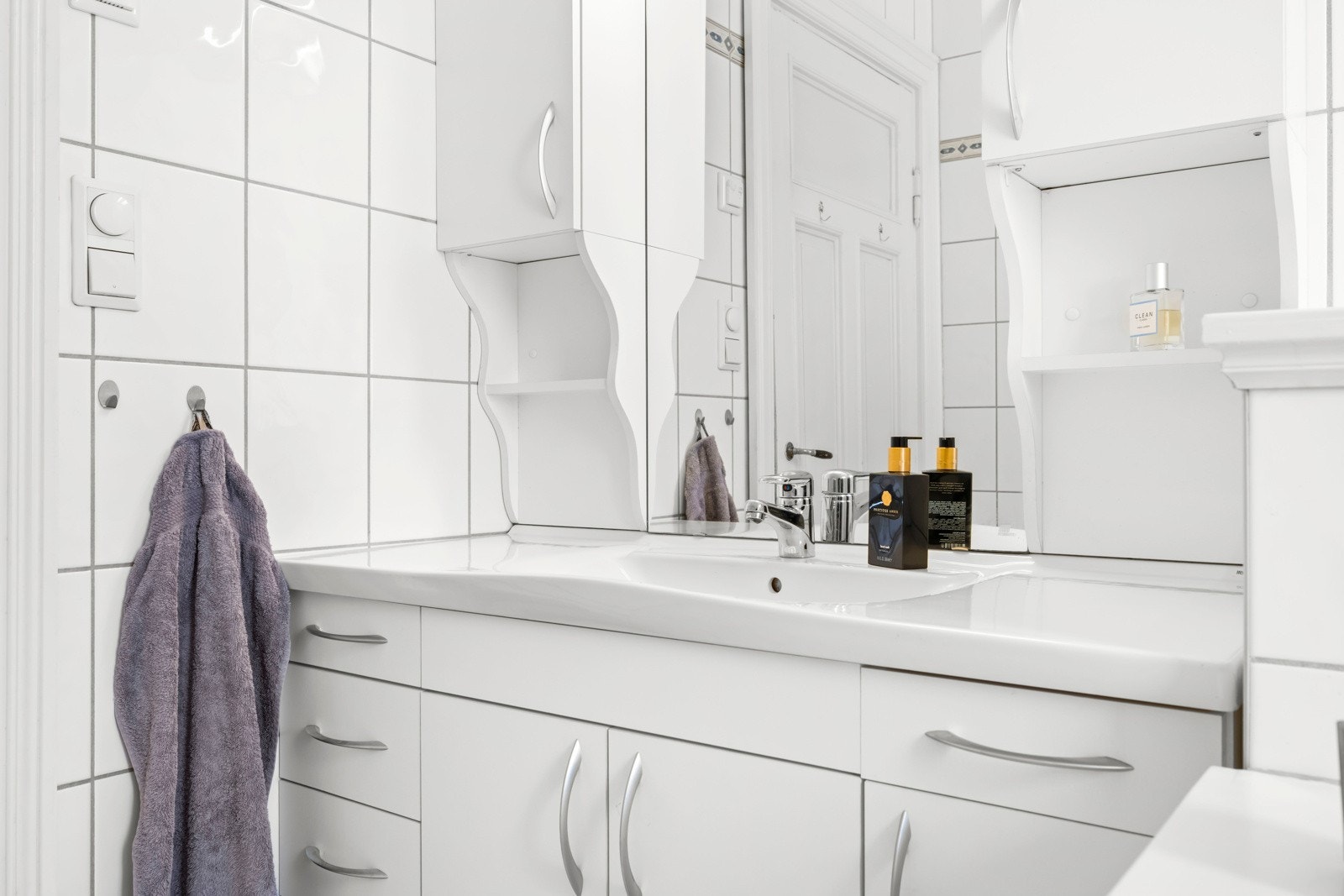 Videre er badet innredet med vegghengt servantinnredning med me oppbevaringsplass Galleribilde