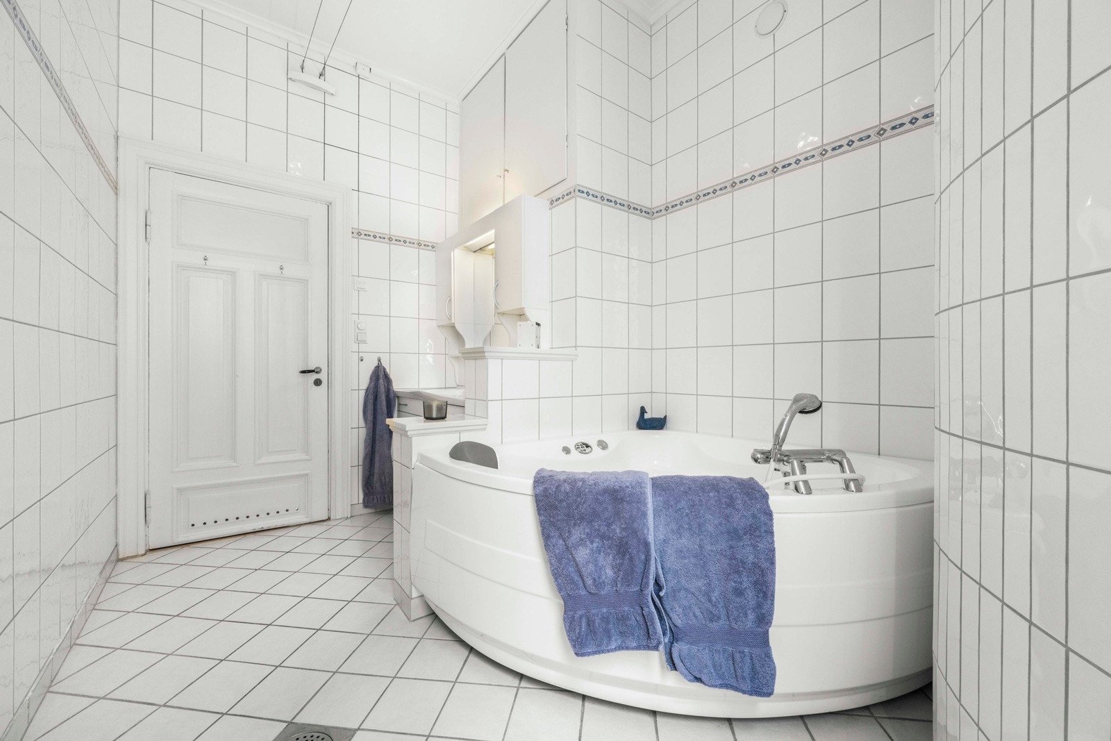 Det er også et stort, deilig boblebadekar med innebygget badekararmatur, samt gulvstående toalett Galleribilde