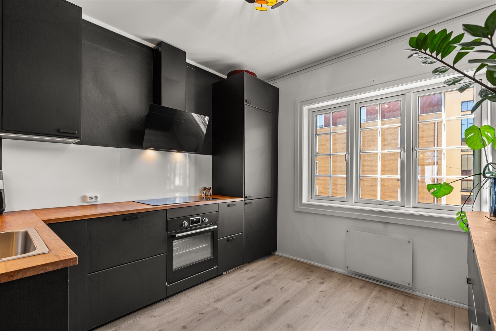 Stort og delikat kjøkken fra 2020, kjøkkenet har godt med benke- og skapplass, integrerte hvitevarer og god romfølelse. Samt hyggelig sone for spisebord. Galleribilde