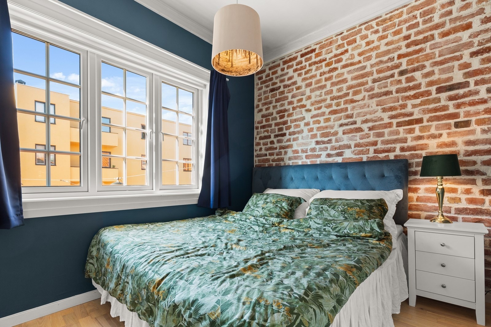 Romslig og innbydende soverom med god plass til dobbeltseng, garderobe og tilhørende møblement. Galleribilde