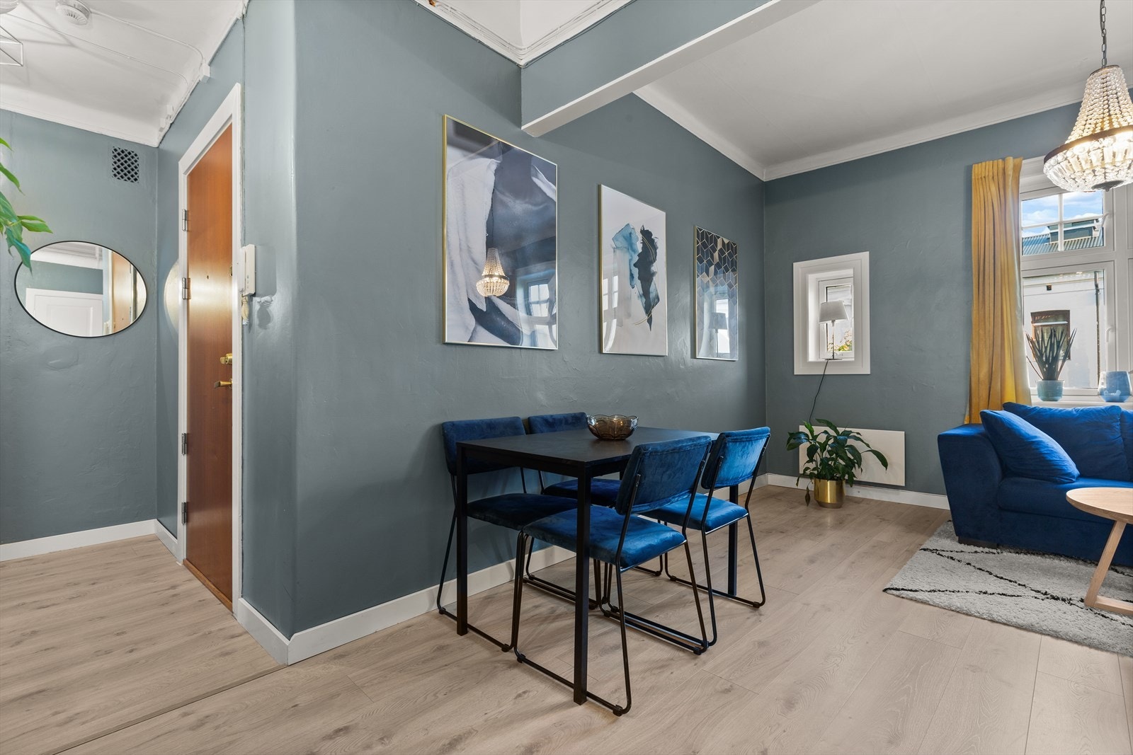 Stort oppholdsrom, stuen og "spisestuen" har god plass til sittegruppe og stort spisebord, perfekt for sosiale sammenkomster. Galleribilde