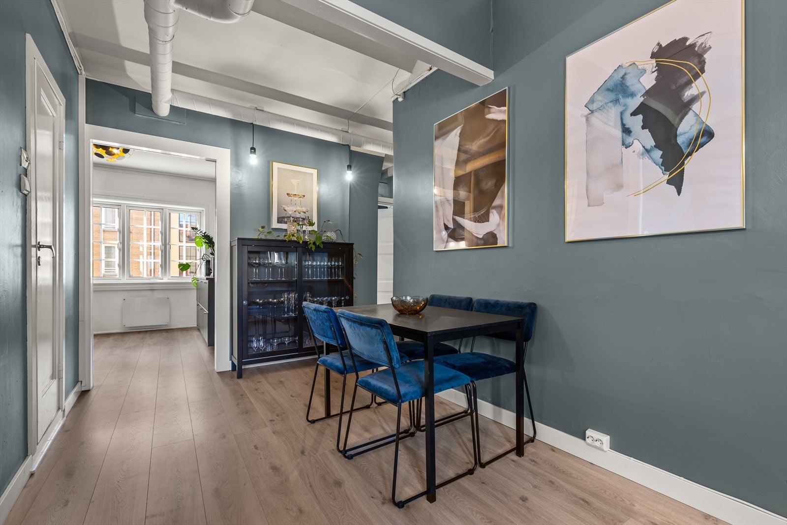 Attraktiv 2-roms - Delikat kjøkken 2020 - Varmtvann og internett inkludert i felleskostnadene - Takhøyde 2,7m - Vindu 2018 - IN-ordning - Ingen dok.avgift. Galleribilde