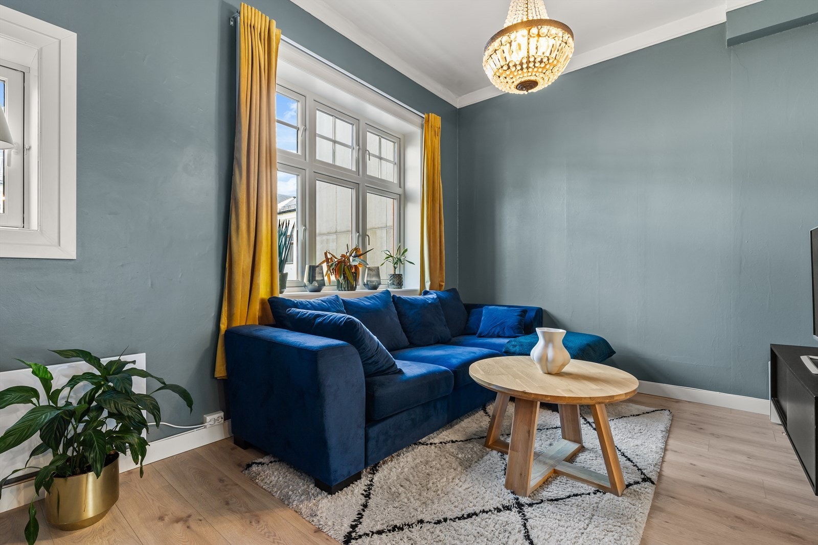 Leiligheten ligger fint og usjenert til i byggets 3.etasje med god planløsning, store vindusflater og generøs takhøyde på 2,7m - Her bor du midt i smørøyet, med alt rett utenfor døren! Galleribilde