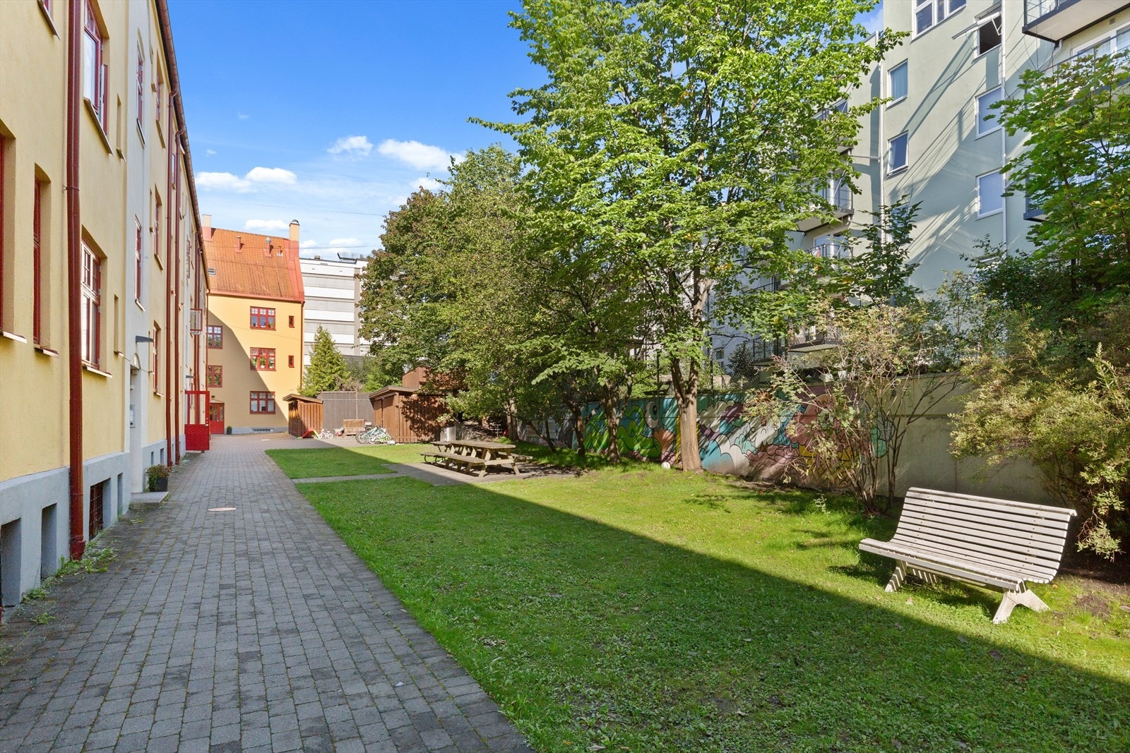 Borettslagets flotte og frodige bakhage. Her har finner du grøntarealer, sittegrupper og sykkelparkering. Galleribilde