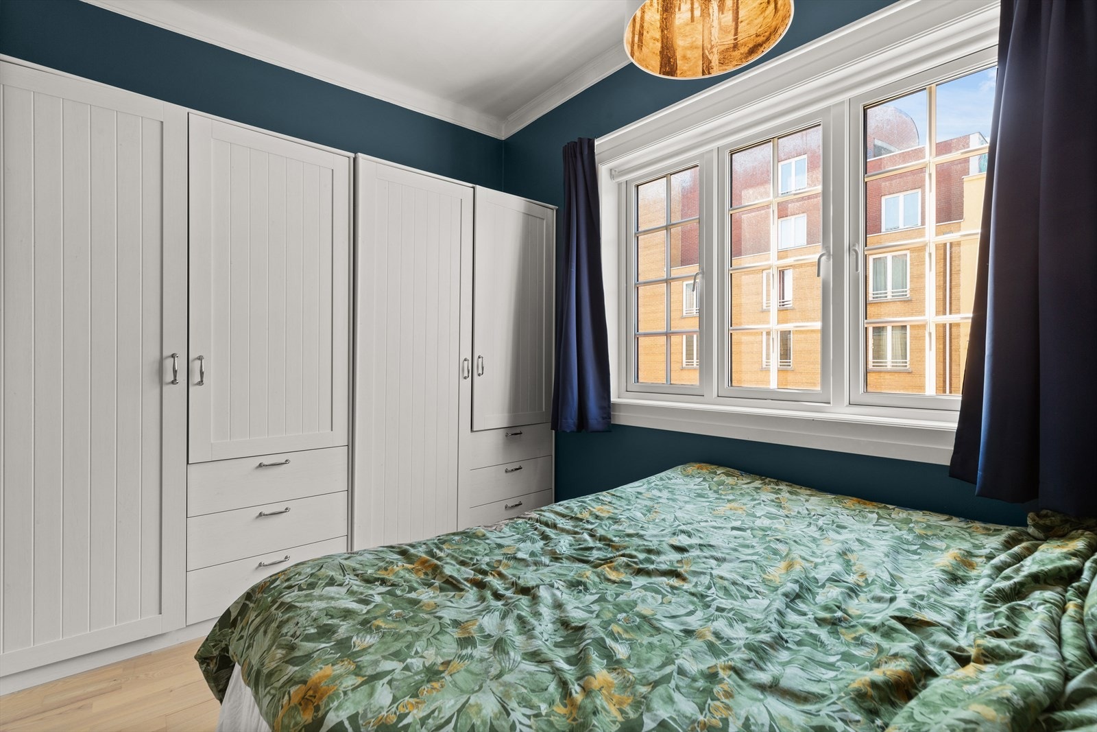 Stor garderobeløsning og nyere vinduer fra 2018 som isolerer godt. Galleribilde