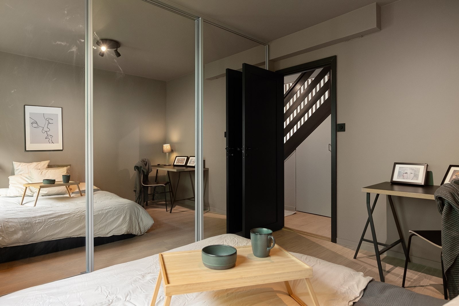 Her har man skyvedørsgarderobe med speildører og rikelig med oppbevaringsplass. Galleribilde