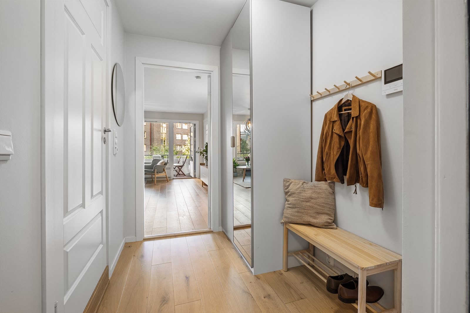- God oppbevaringsplass i entrèen - Galleribilde