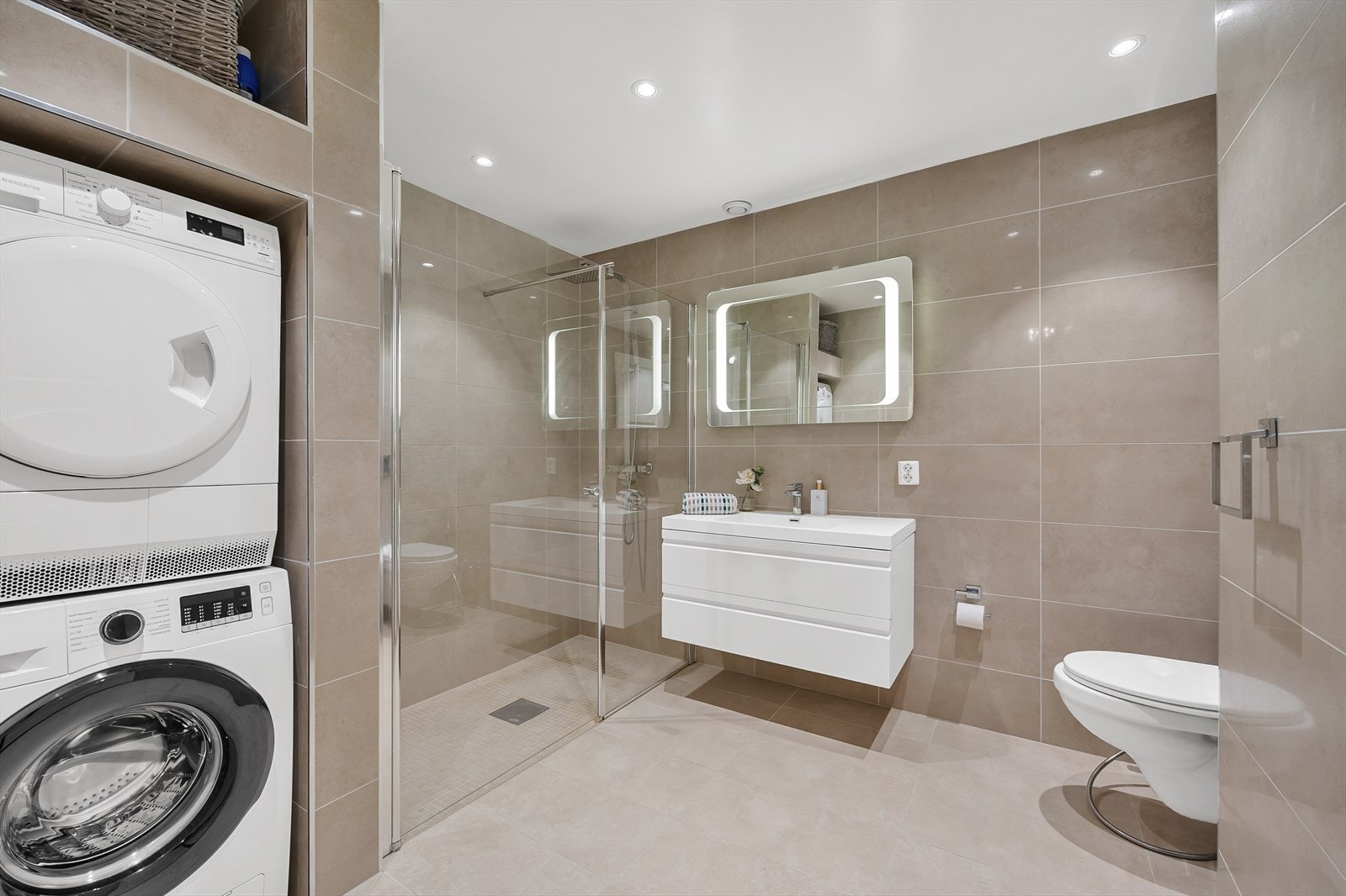 Stilren og pent baderom med integrert vaskesøyle, store fliser som gir et elegant uttrykk. Badet er fra 2015 Galleribilde