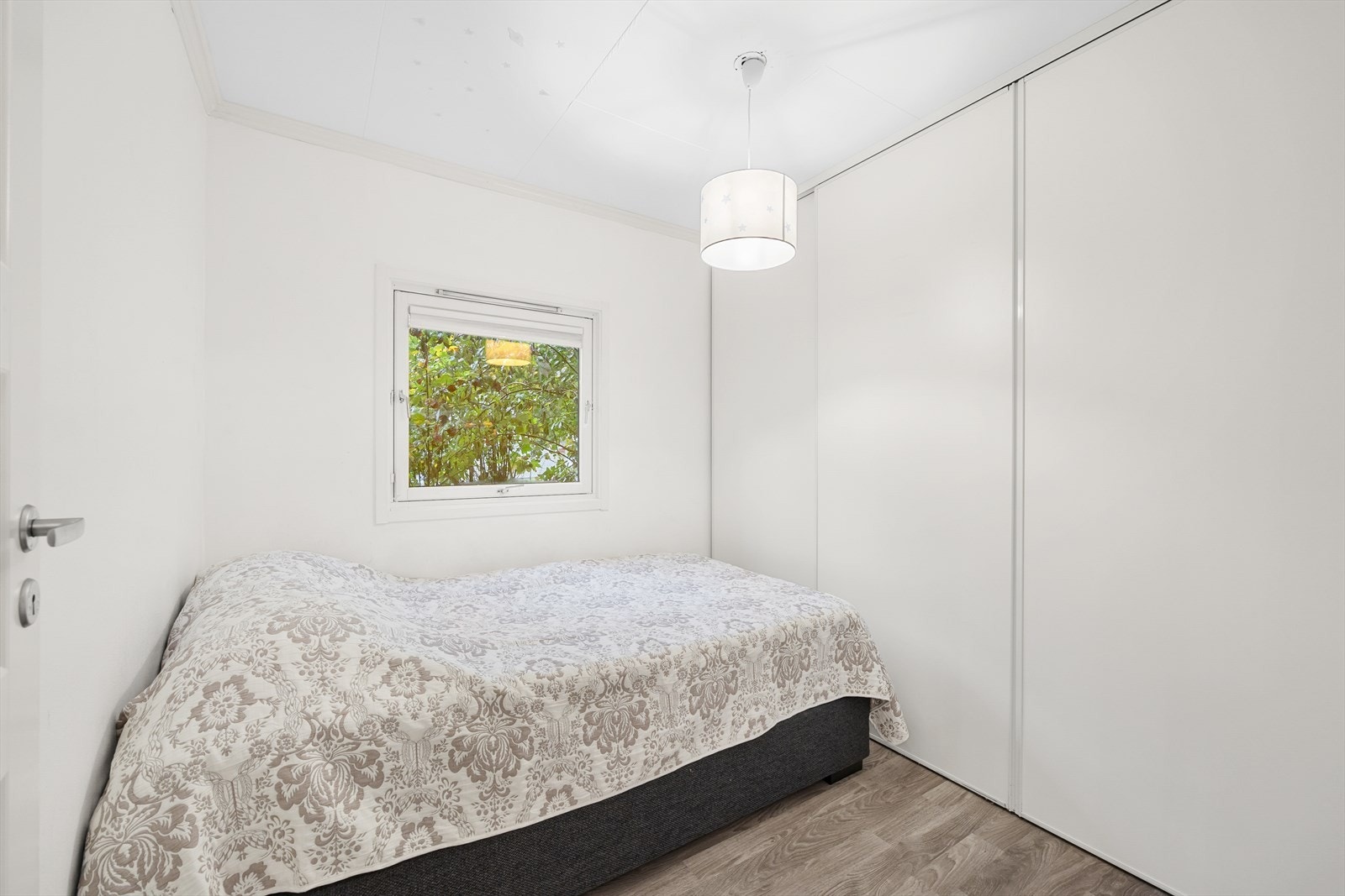 Soverom 3 - god plass til seng og skyvedørsgarderobe som skaper en enkel løsning i soverommet Galleribilde