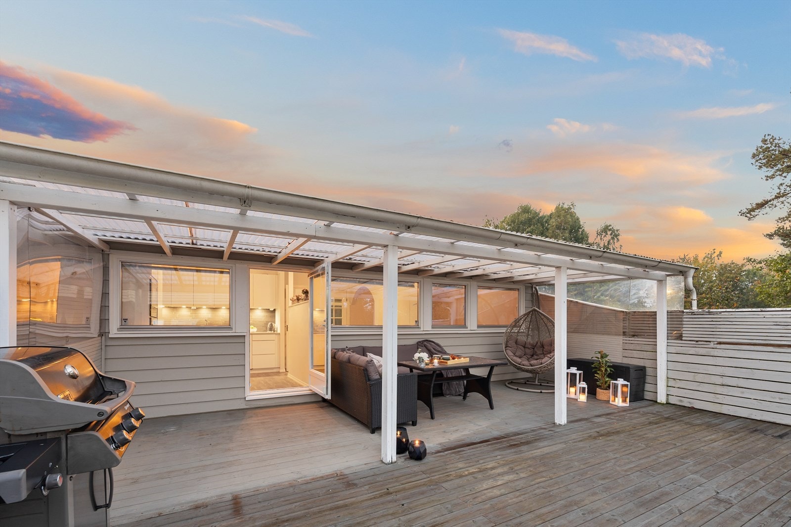 Terrassen er perfekt for grilling, avslapning, med plass til spiseområde og andre møblementer Galleribilde