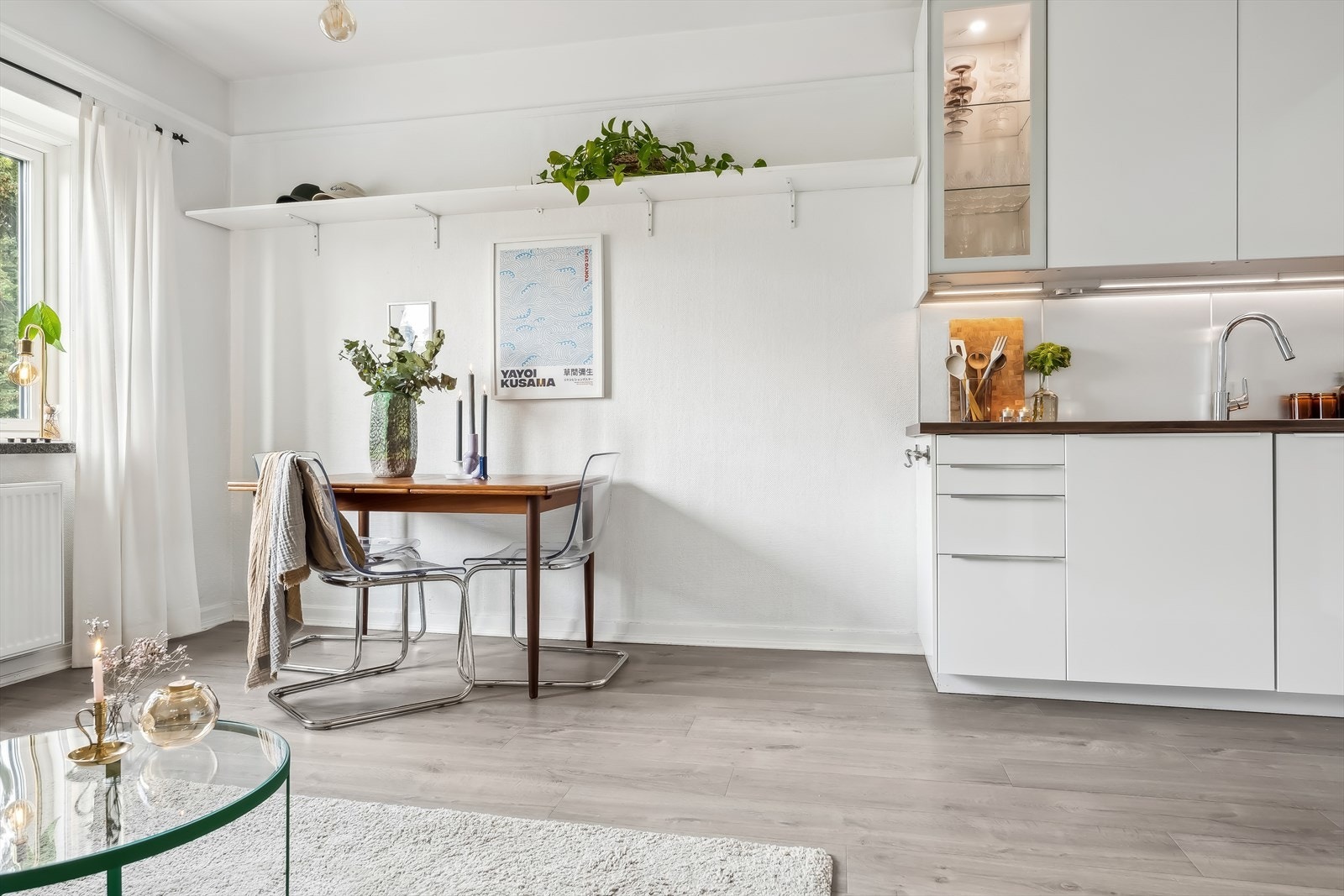 Leiligheten har moderne gulvflater bestående av én-stavs Quick step laminat fra 2020 Galleribilde