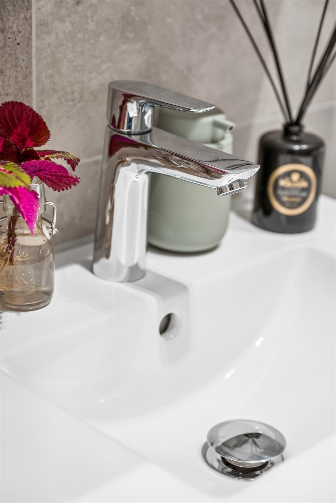 Badet ble totalrenovert i 2022 og er fullt av utsøkte detaljer med blant annet store, steinstrukturerte 60x60-fliser, som gir rommet et tidsriktig og nordisk preg Galleribilde